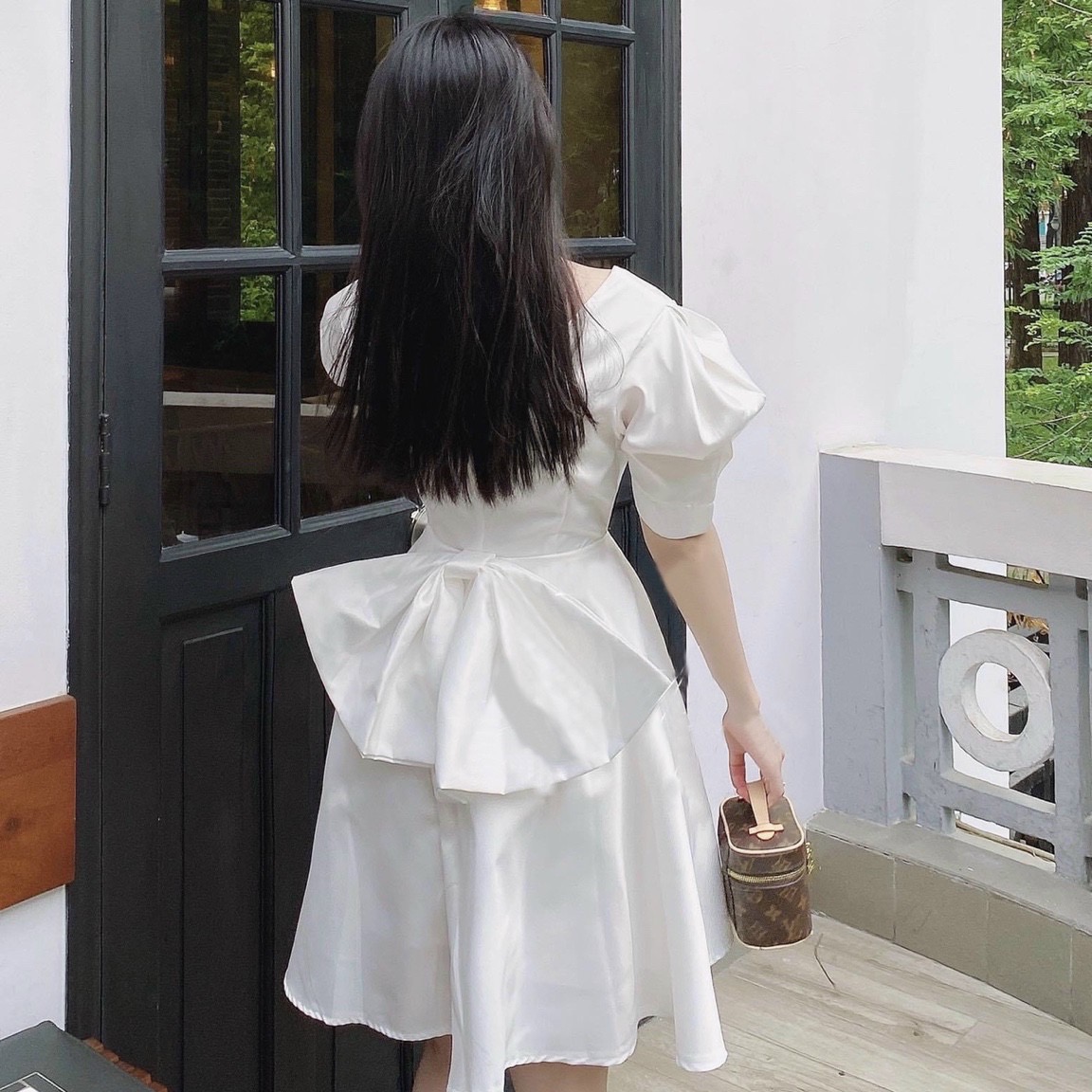 Đầm trắng cổ vuông nơ sau