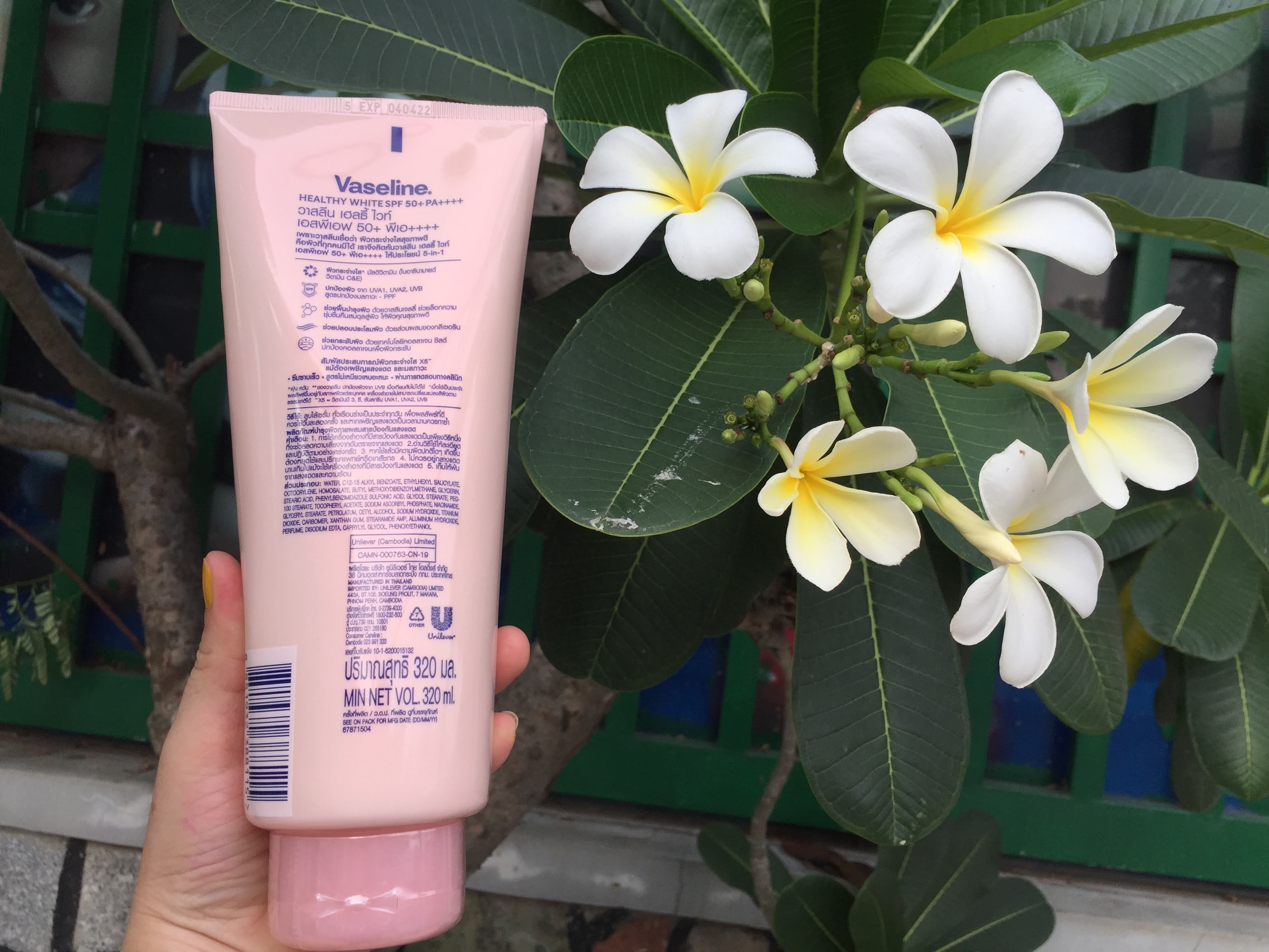 Vaseline Thái Lan 50X dưỡng trắng da body 320 ml