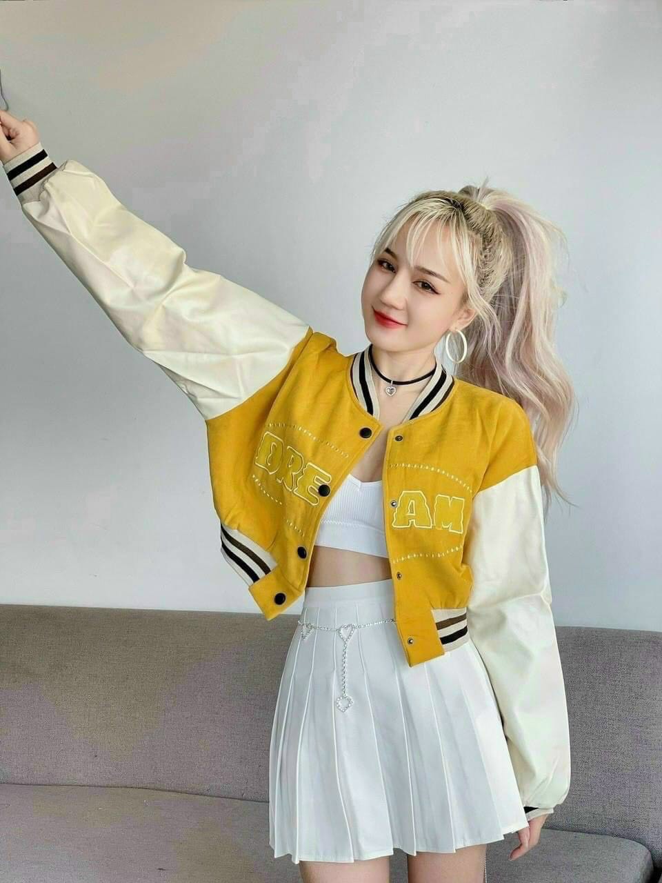 Áo khoác da lộn bomber croptop thêu Dream màu hồng