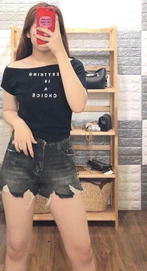 Áo thun nữ tay ngắn lệch vai in chữ siêu hót