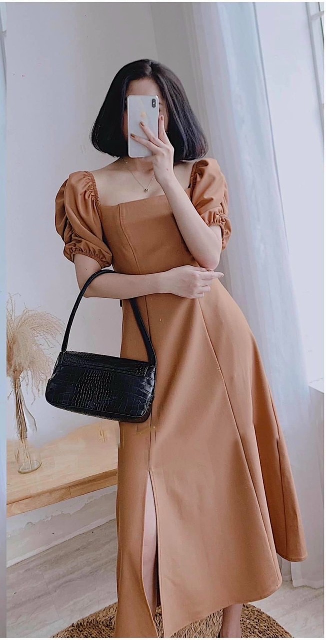 Đầm kem cổ vuông xẻ tà