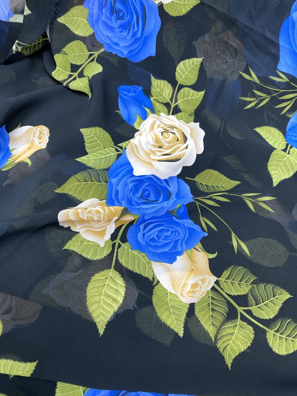 Vải voan chiffon hoa hồng nền đen MS1108