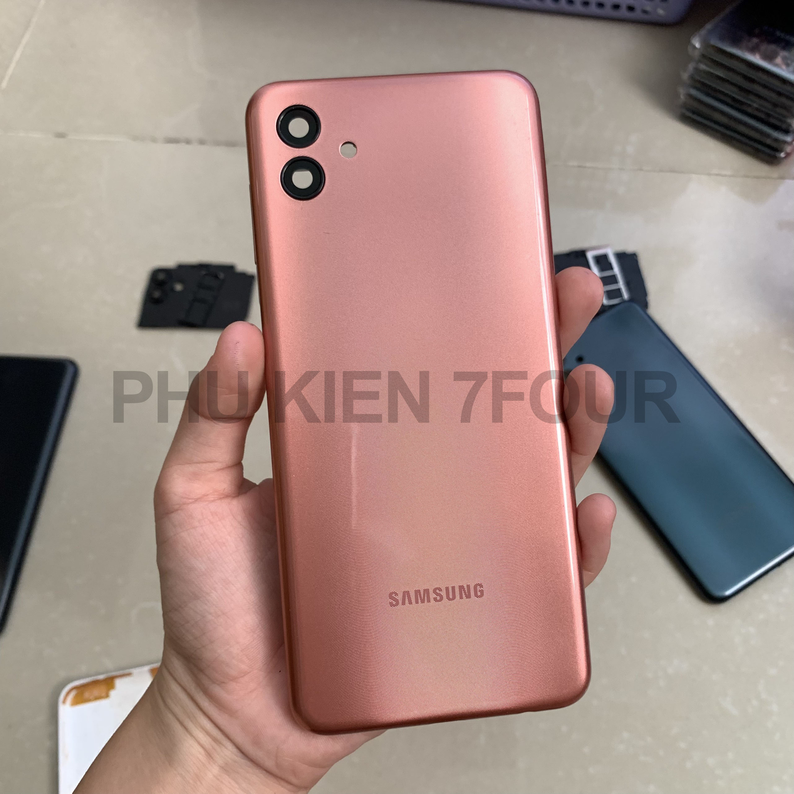 Vỏ Nắp Lưng Samsung A04 Có Kính Camera Và Nút - 7Four