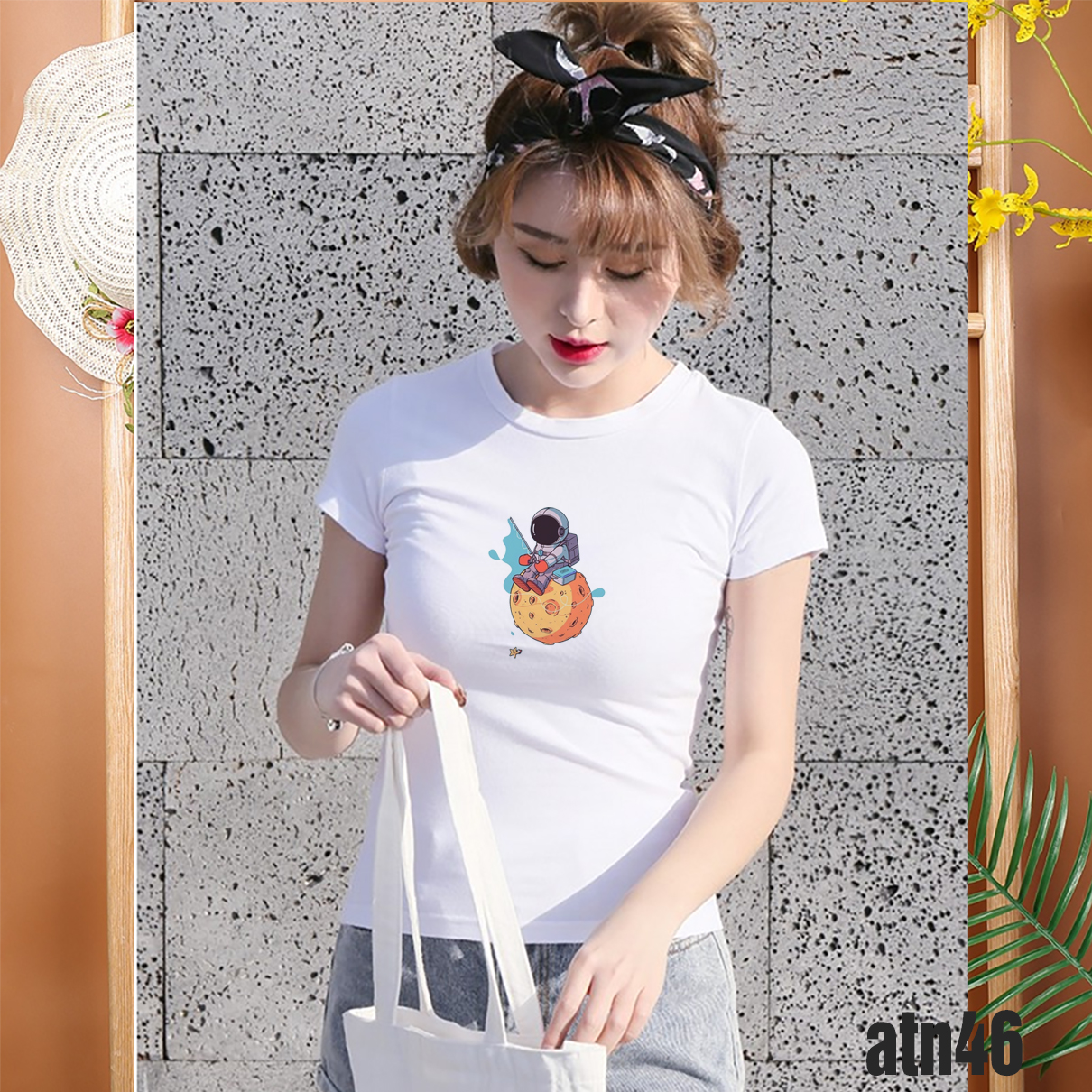 Áo thun nữ in hình phi hành gia