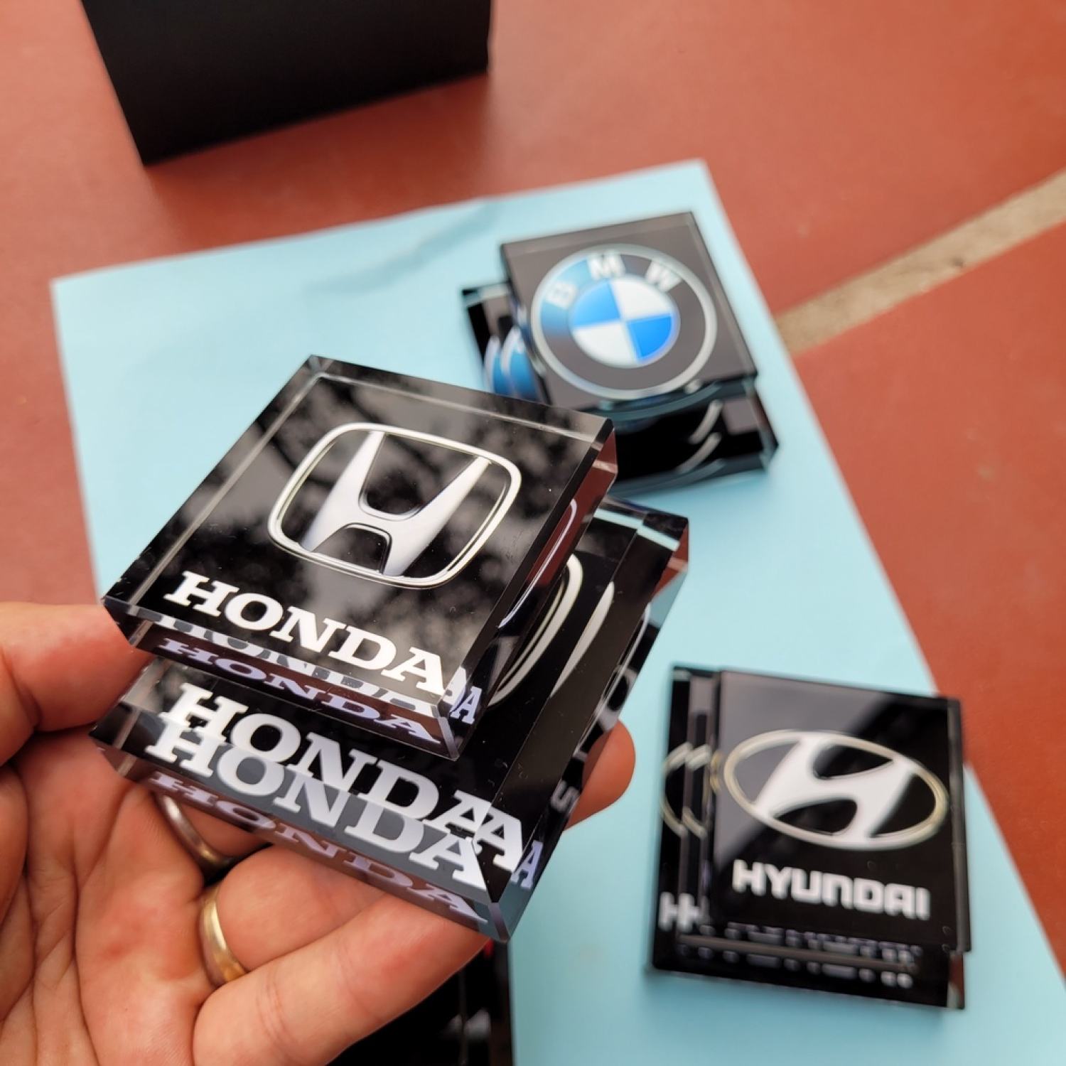 Nước hoa pha lê cao cấp đặt taplo xe hơi, ô tô logo hãng xe Hyundai, Honda, Toyota, Mazda, Ford, Kia.