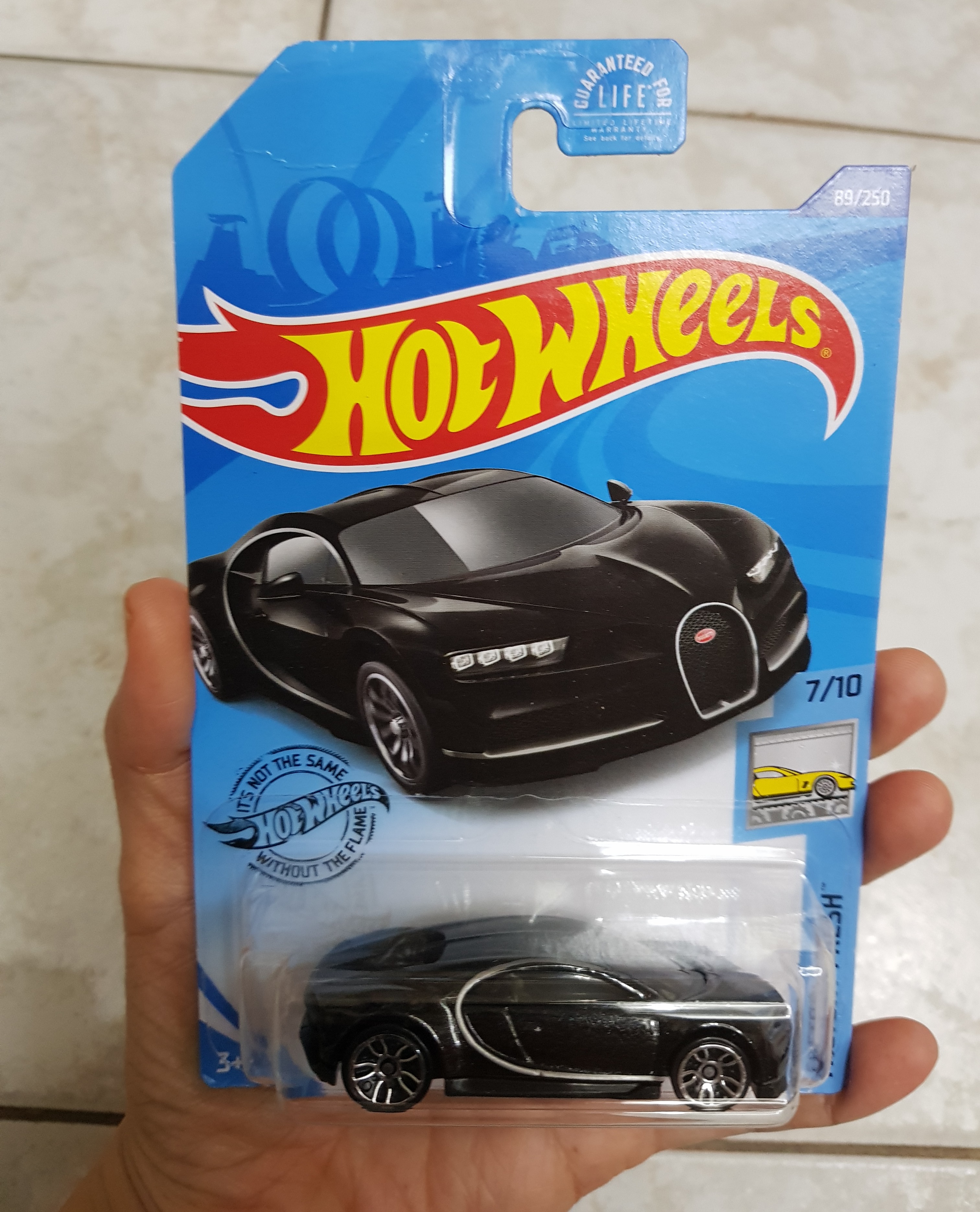 Xe mô hình đồ chơi Hotwheels cơ bản 1:64 - '16 Bugatti Chiron