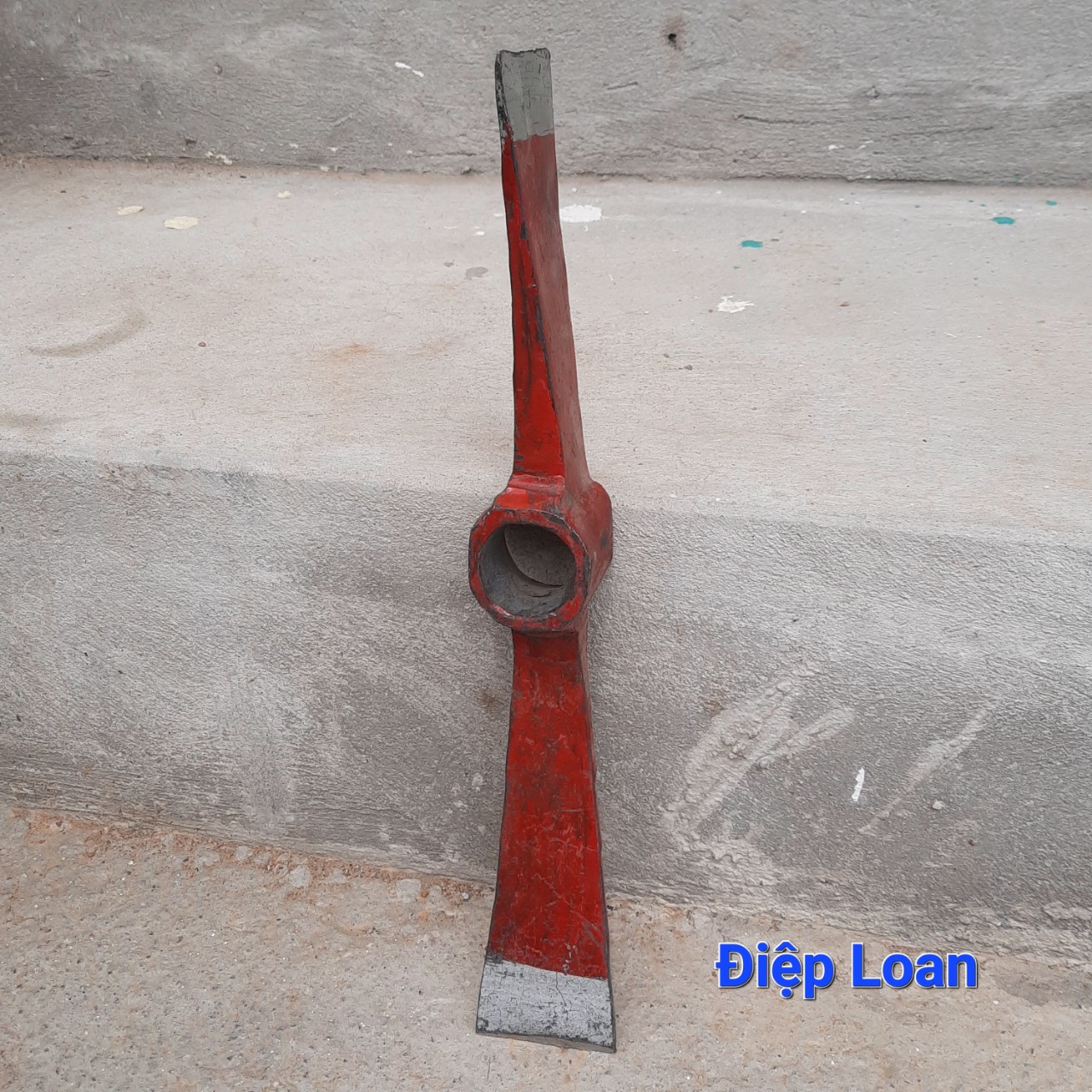 Cuốc chim bổ củi, đào đất khỏe 2 đầu dẹt dài 36cm- màu đỏ