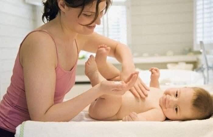 Phấn rôm Chicco chiết xuất cám gạo cho bé