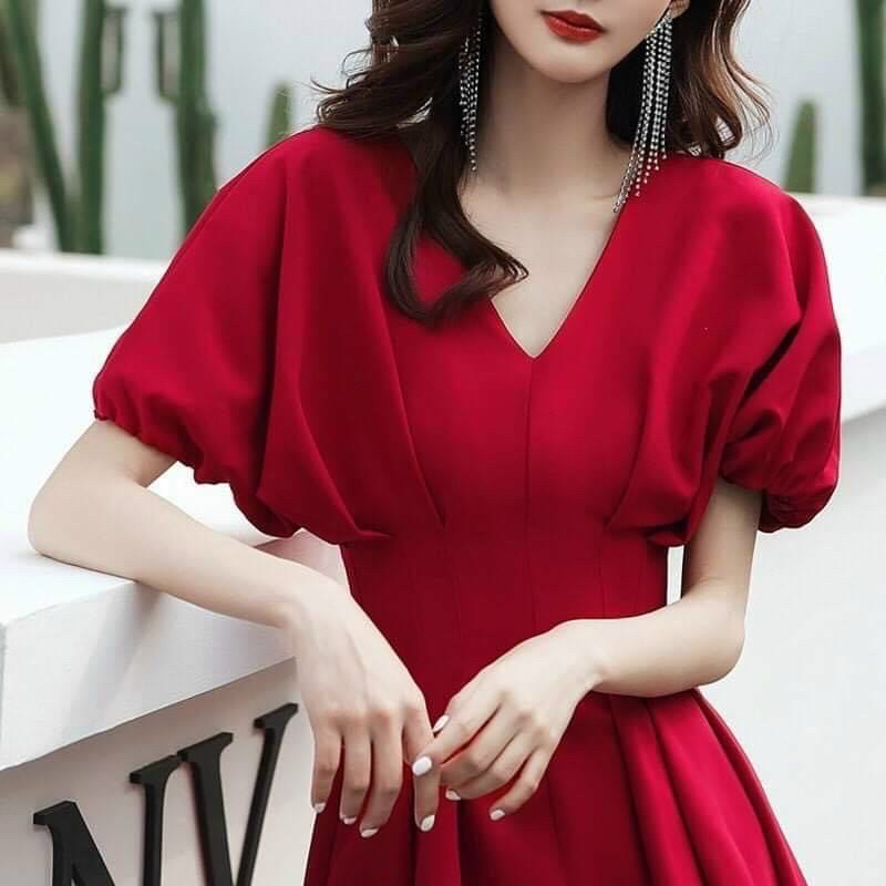 Đầm đỏ cánh dơi
