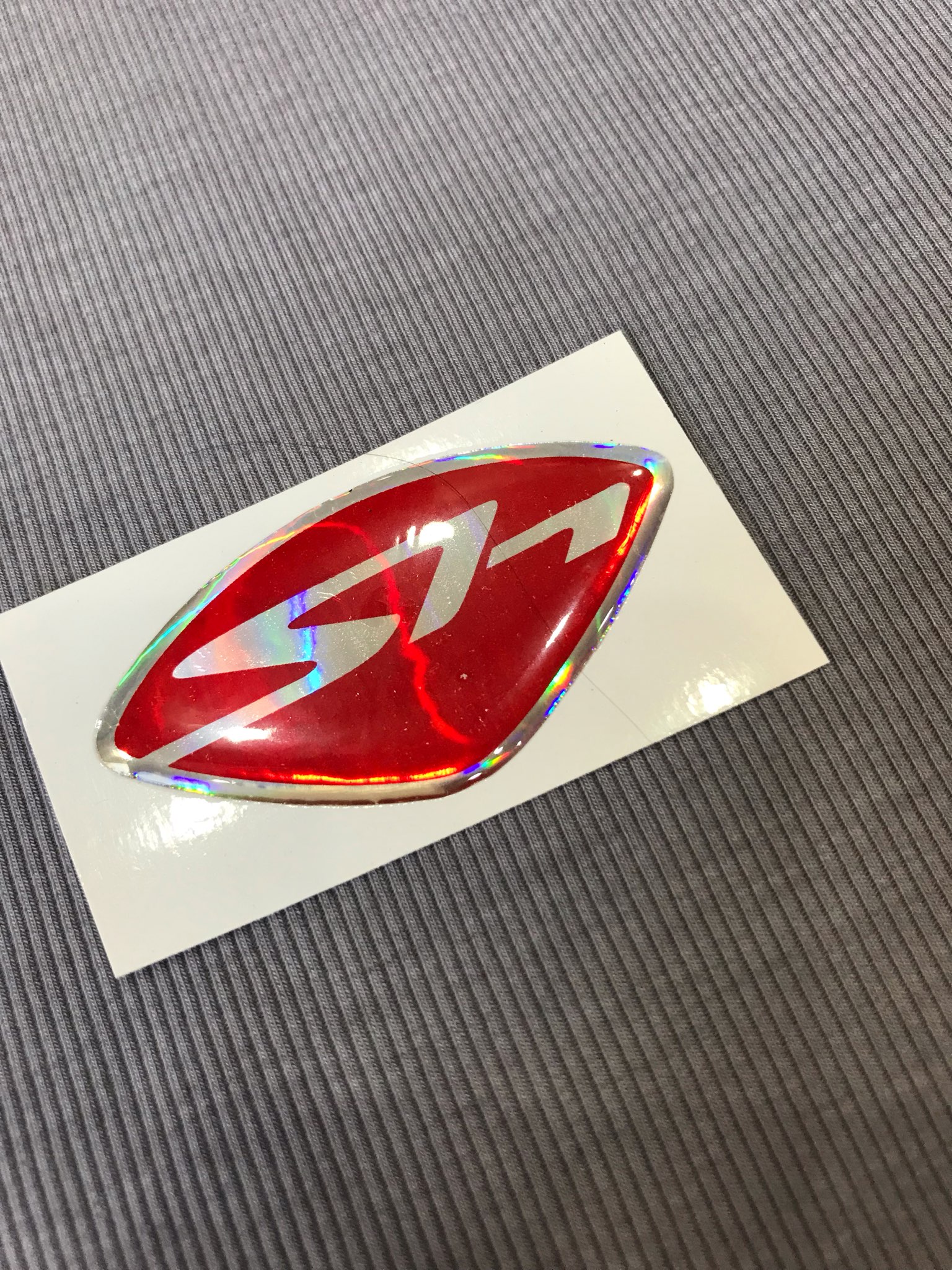 Tem logo SH sắc nét màu đỏ