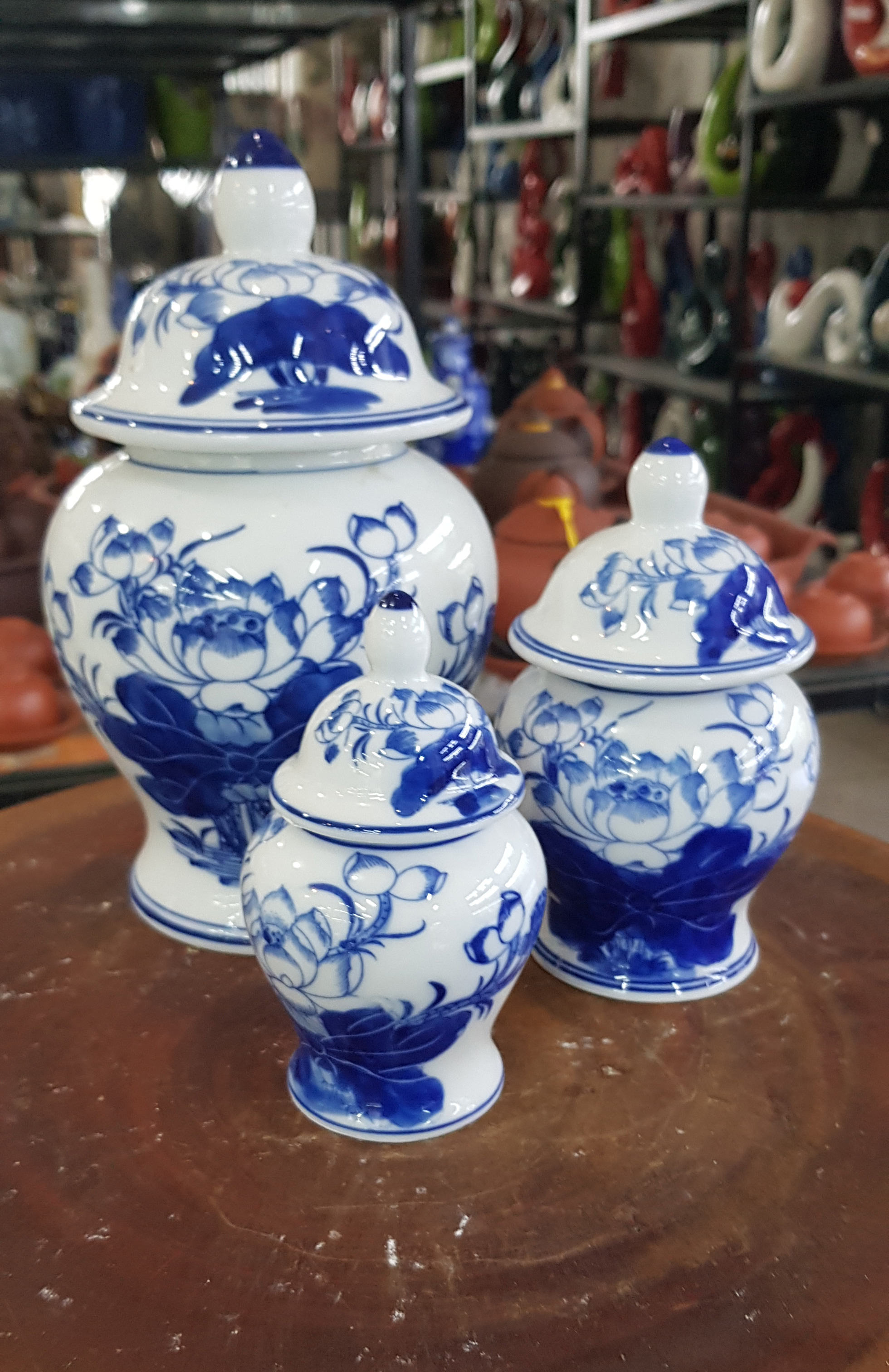 Chéo thờ vẽ sen men lam xanh sứ bát tràng