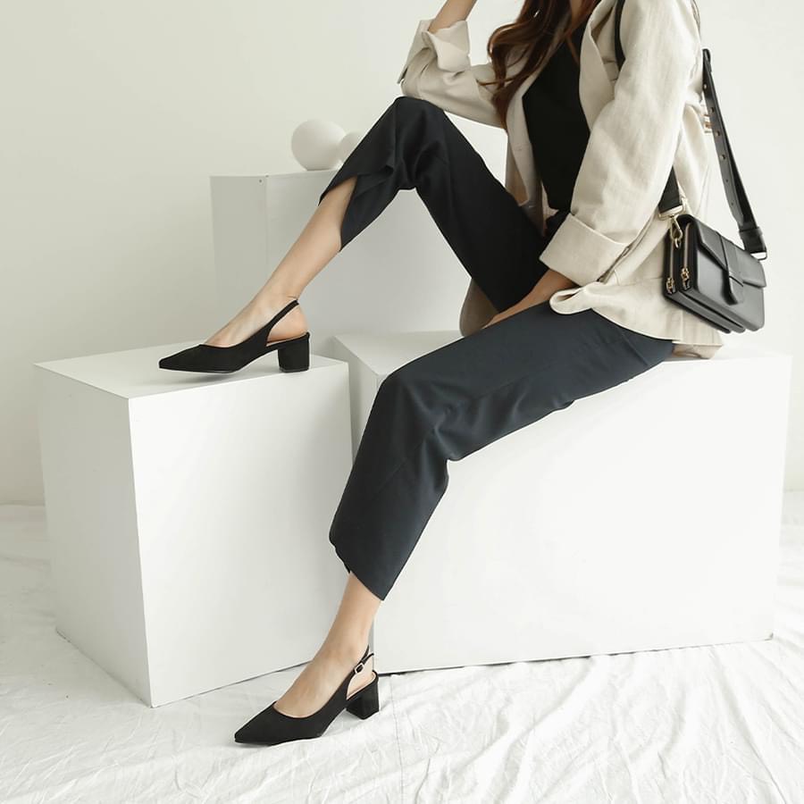 Giày cao gót slingback mũi nhọn gót vuông màu đen