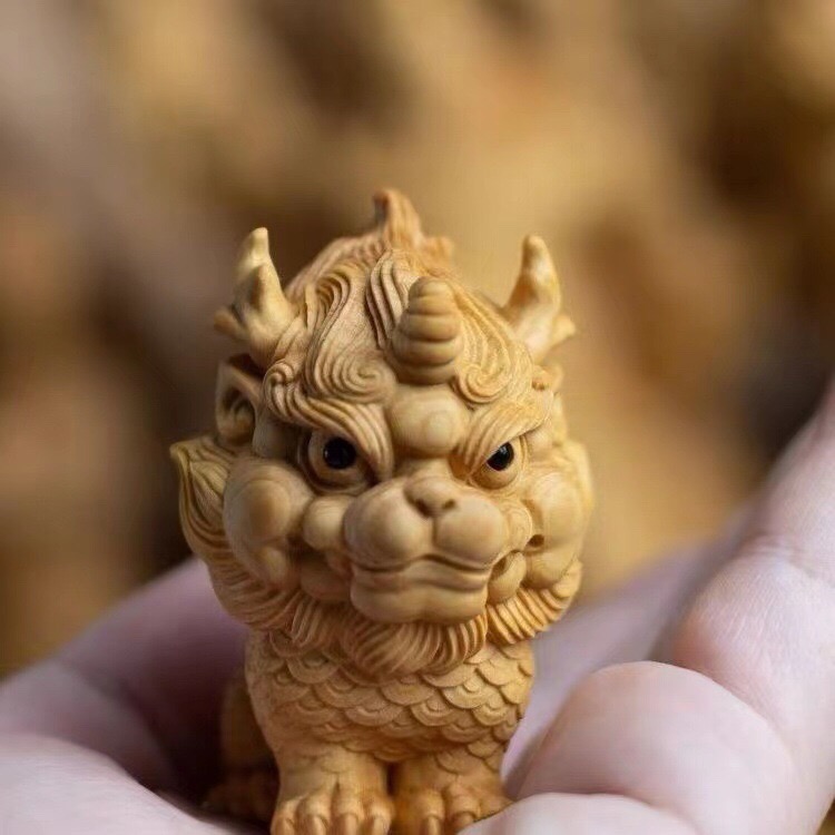 Tượng gỗ Kỳ Lân được chế tác từ gỗ Bách Nhai, có mùi thơm nhẹ, nhỏ nhắn, xin xắn thích để bàn trà, văn phòng -TG71