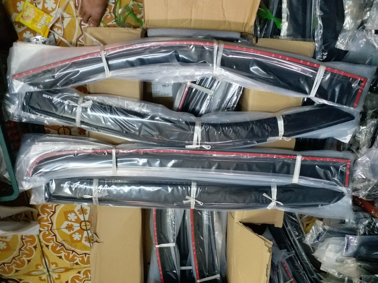 Vè mưa đen xe Chevrolet Trailblazer