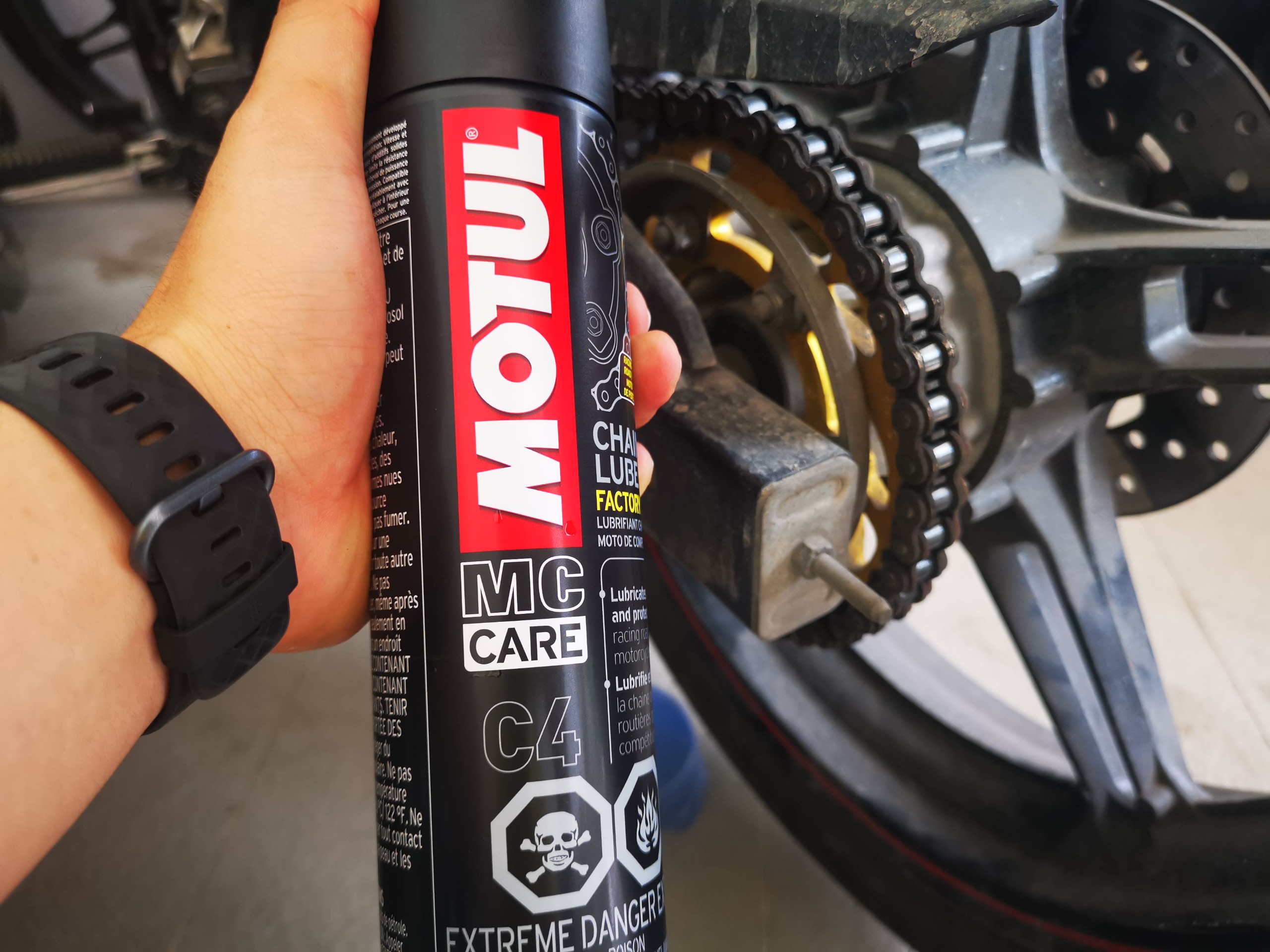 [HCM]Chai Xịt Dưỡng Sên Motul C4 Chain Lube 400ml