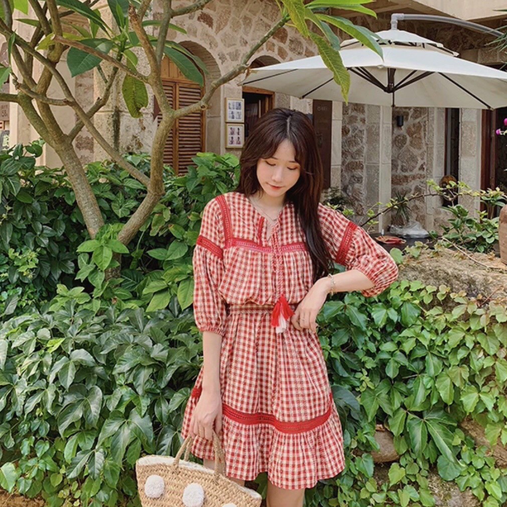 Đầm caro viền ren đỏ