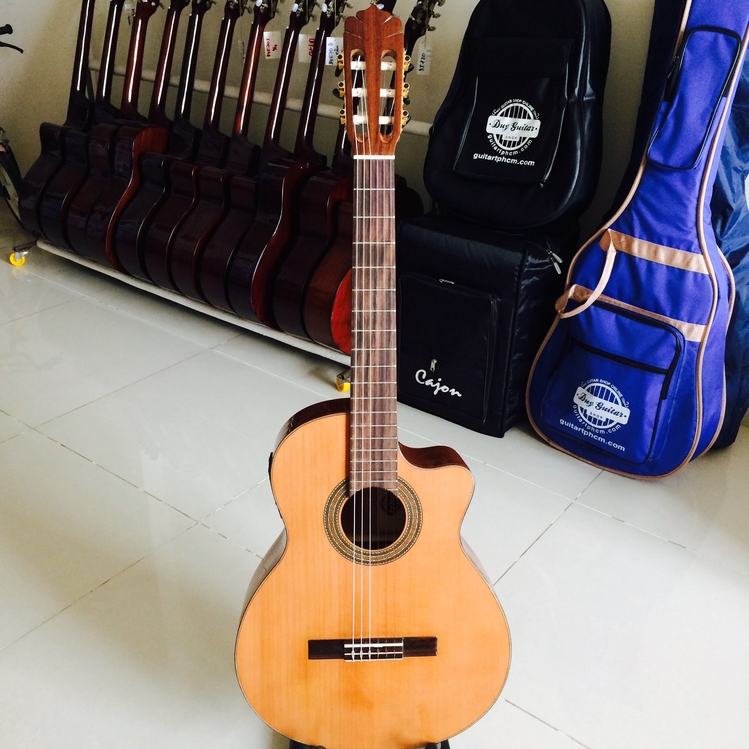 Đàn guitar classic DC350JX Duy Guitar Store dáng khuyết có EQ MET B12 âm thanh tốt chất lượng cao