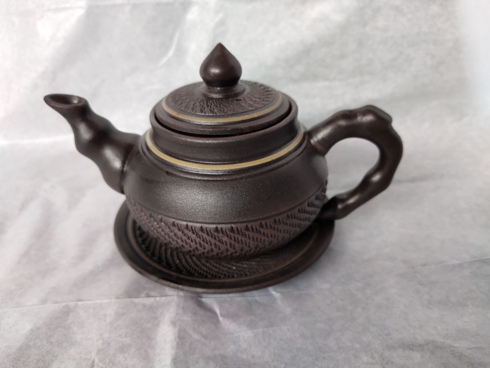 Ấm tử sa kẻ chỉ vàng, khắc họa tiết