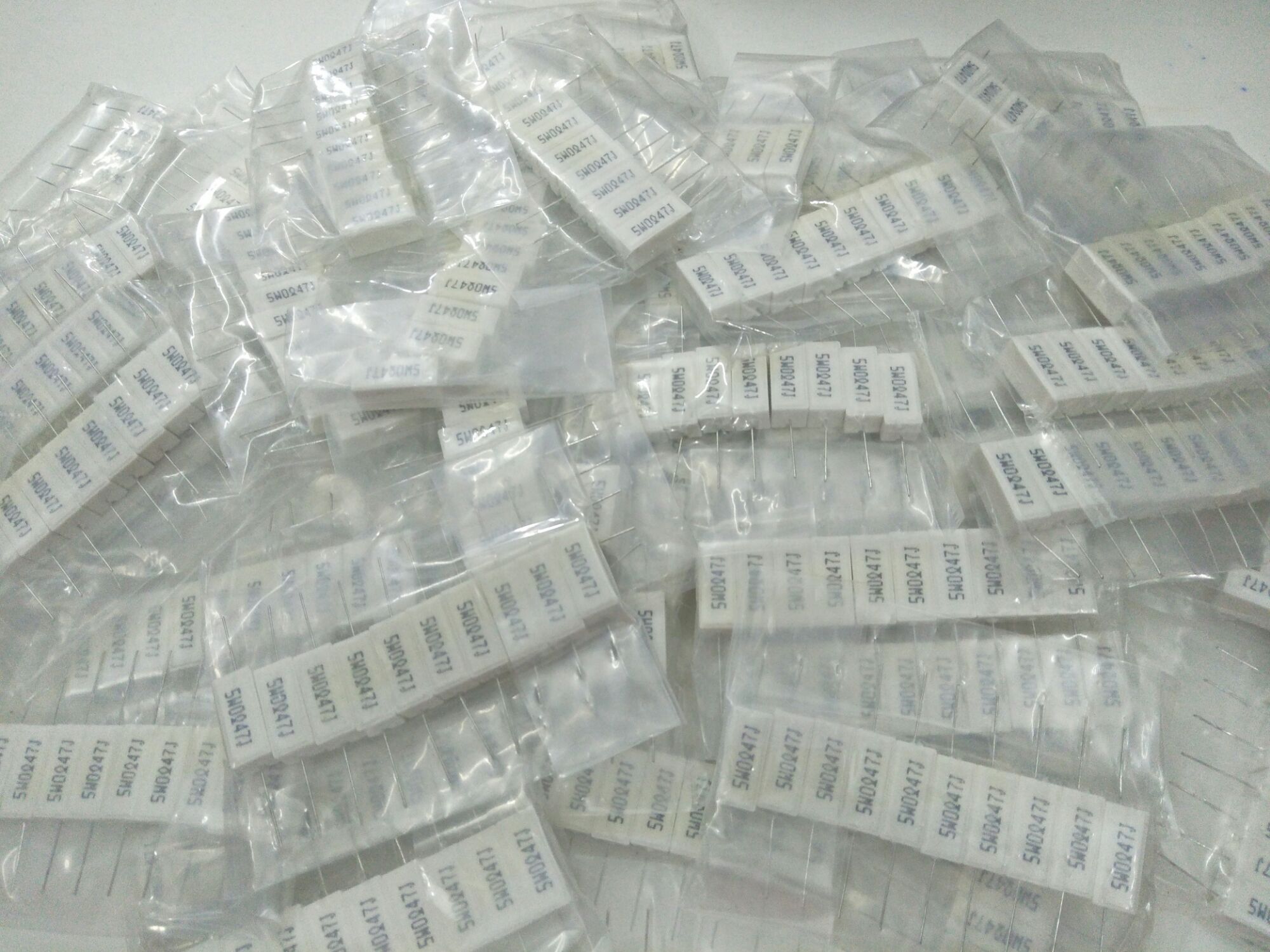 20 trở sứ nằm 0.47 ôm 5 w
