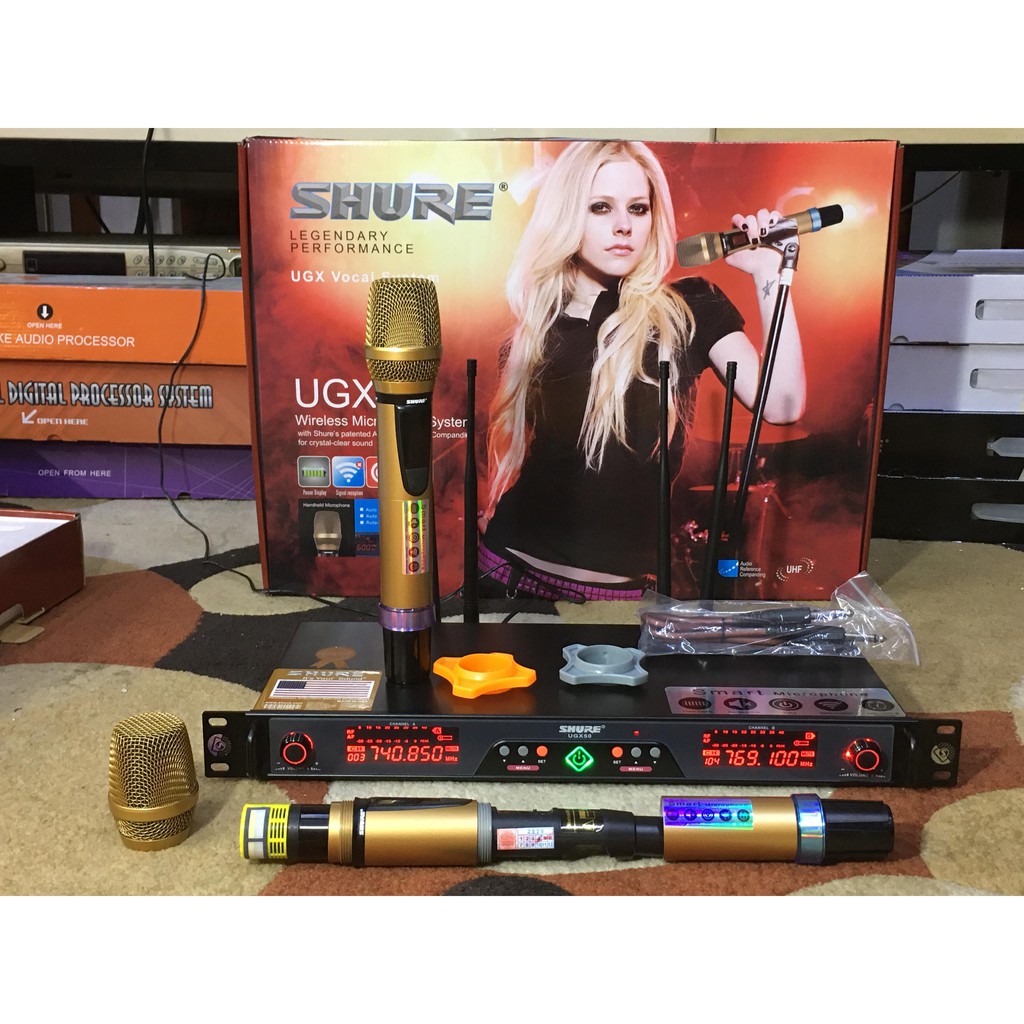 Micro karaoke không dây shure ugx50, micro karaoke gia đình 4 râu sóng khỏe, độ nhạy cao nên hát rất nhẹ, khả năng chống hú rất tốt chất lượng âm thanh cực đỉnh