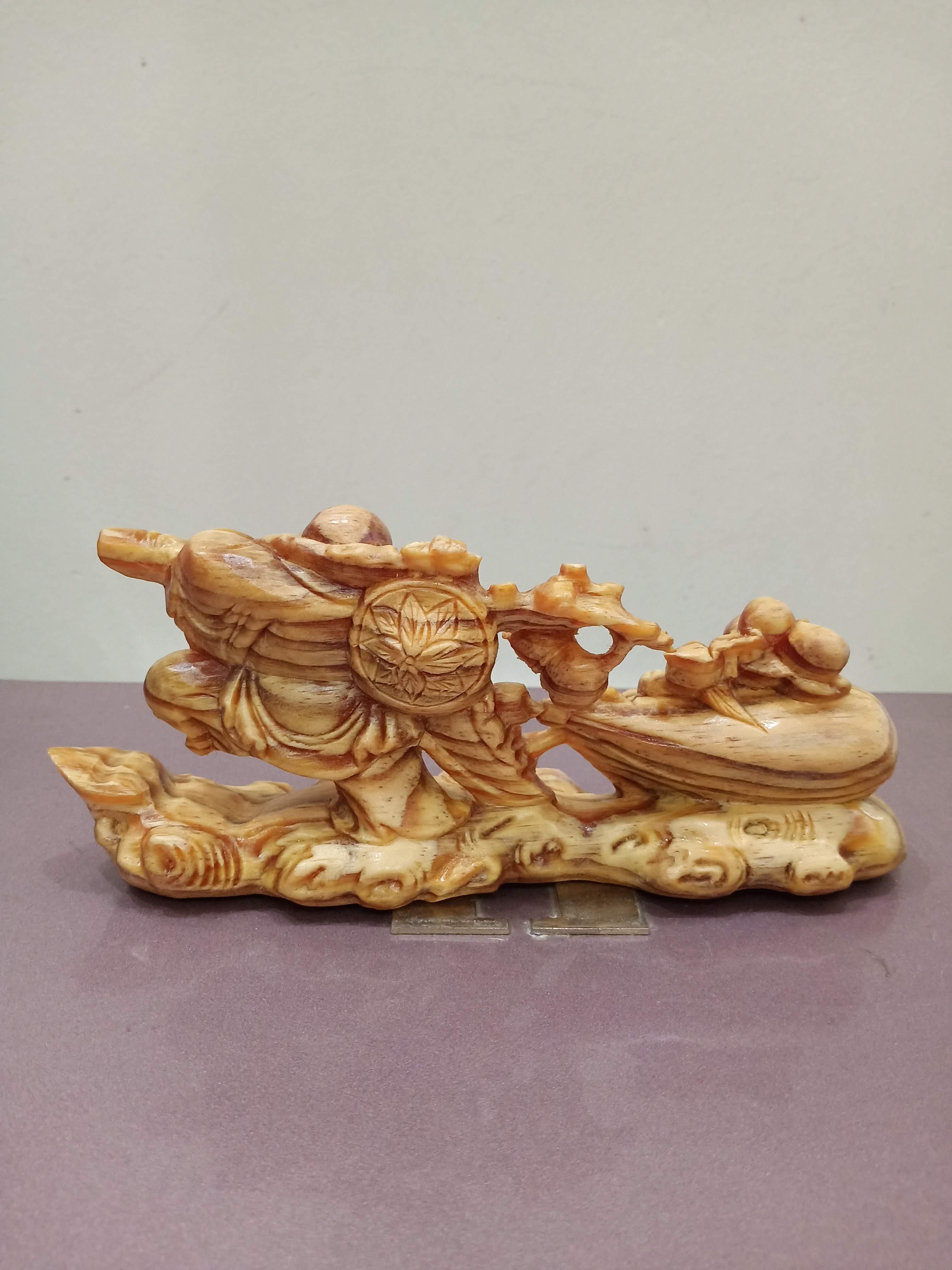 Tượng Di lặc gỗ huyết long