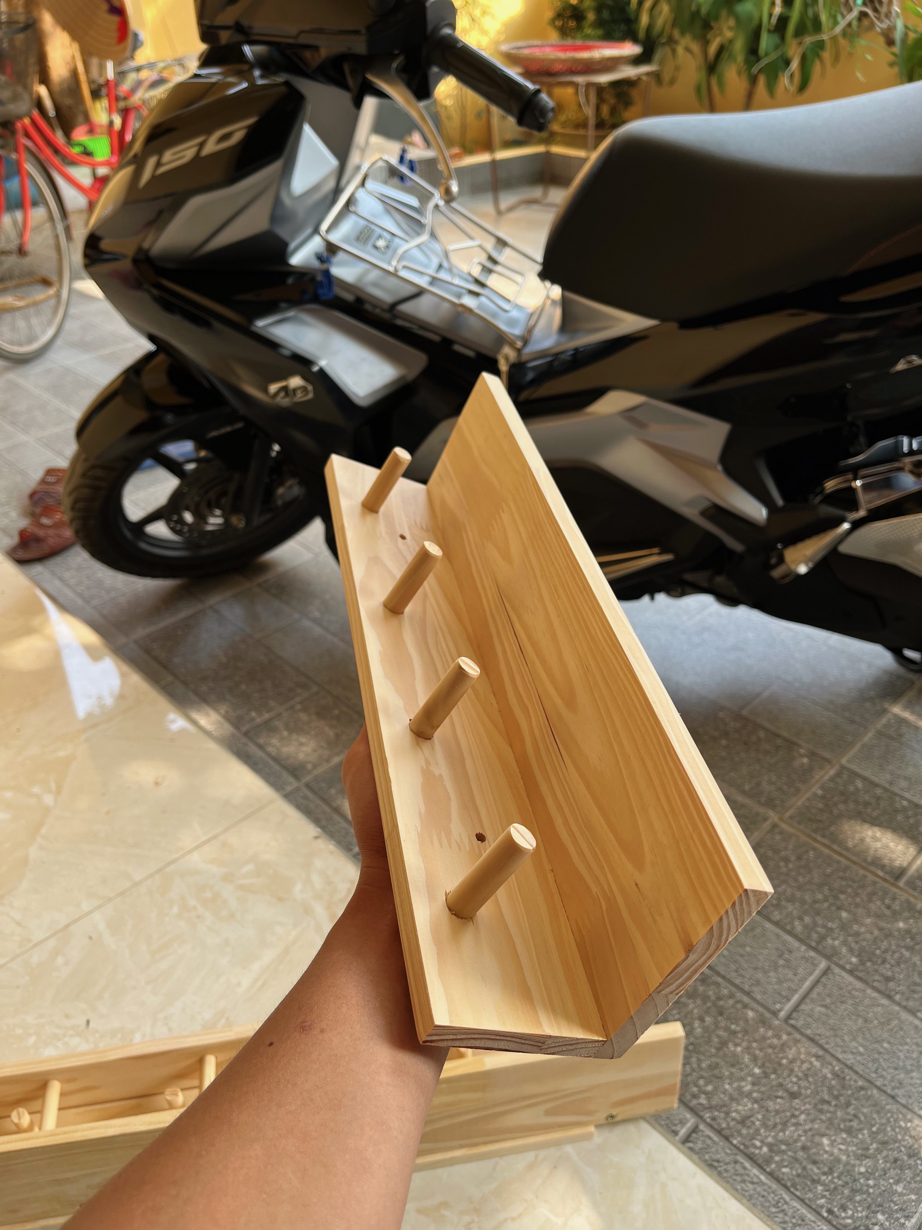 Kệ Gỗ Treo Tường Có Móc Treo, Kệ Decor Để Khung Ảnh Chìa Khóa Treo Khăn Phòng Khách