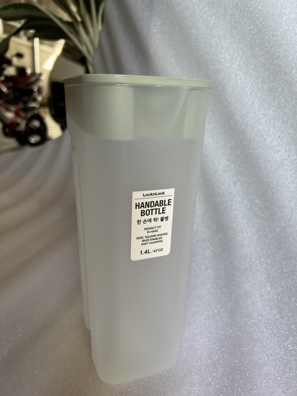 Bình nước Lock&Lock Handle Bottle 1.4L. Hàng đày dặn cầm chắc tay