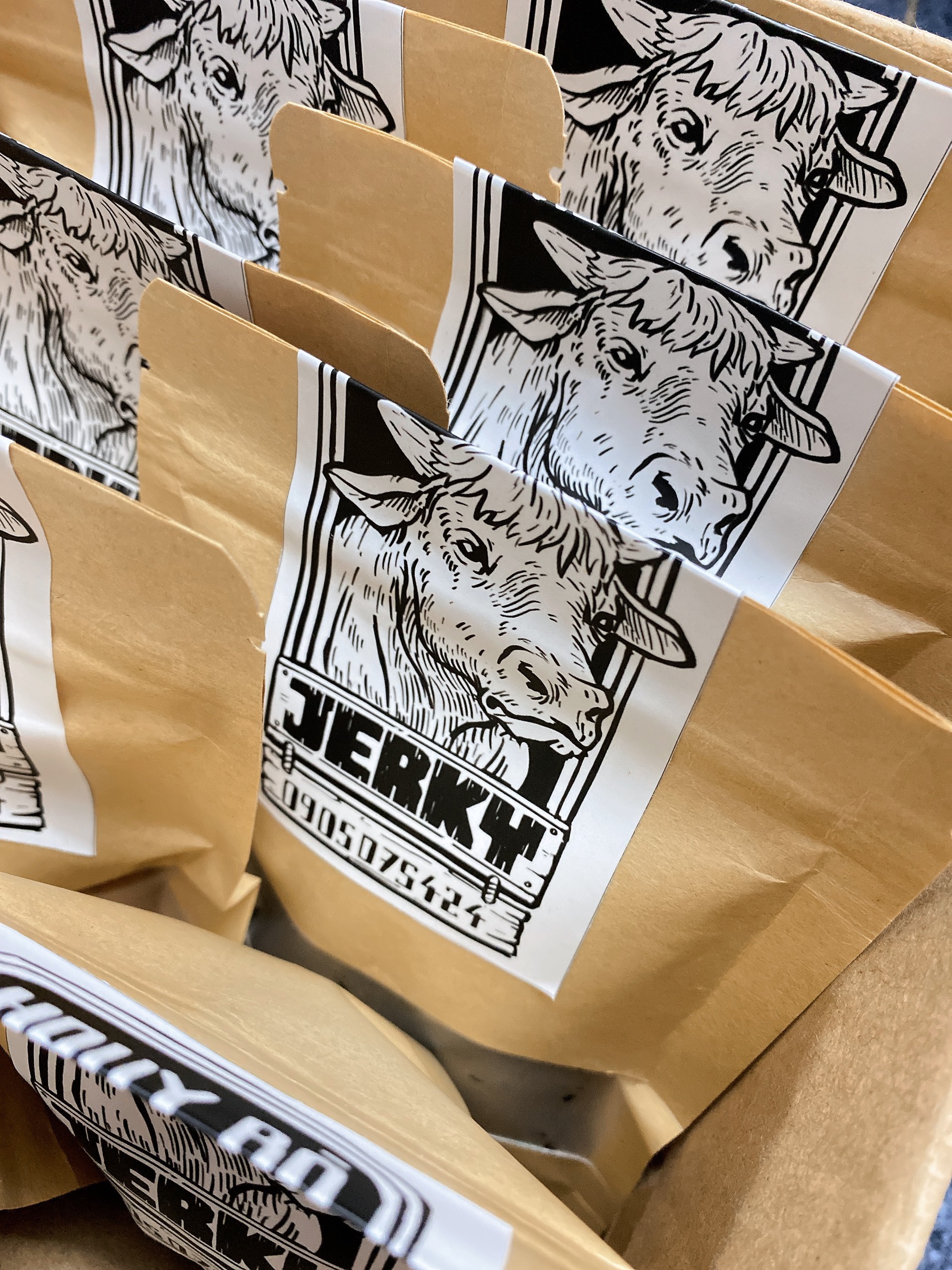 Holy bò Combo 2 loại khô (Khô Bò Miếng và Khô Heo Cháy Tỏi) Jerky - 600 gram