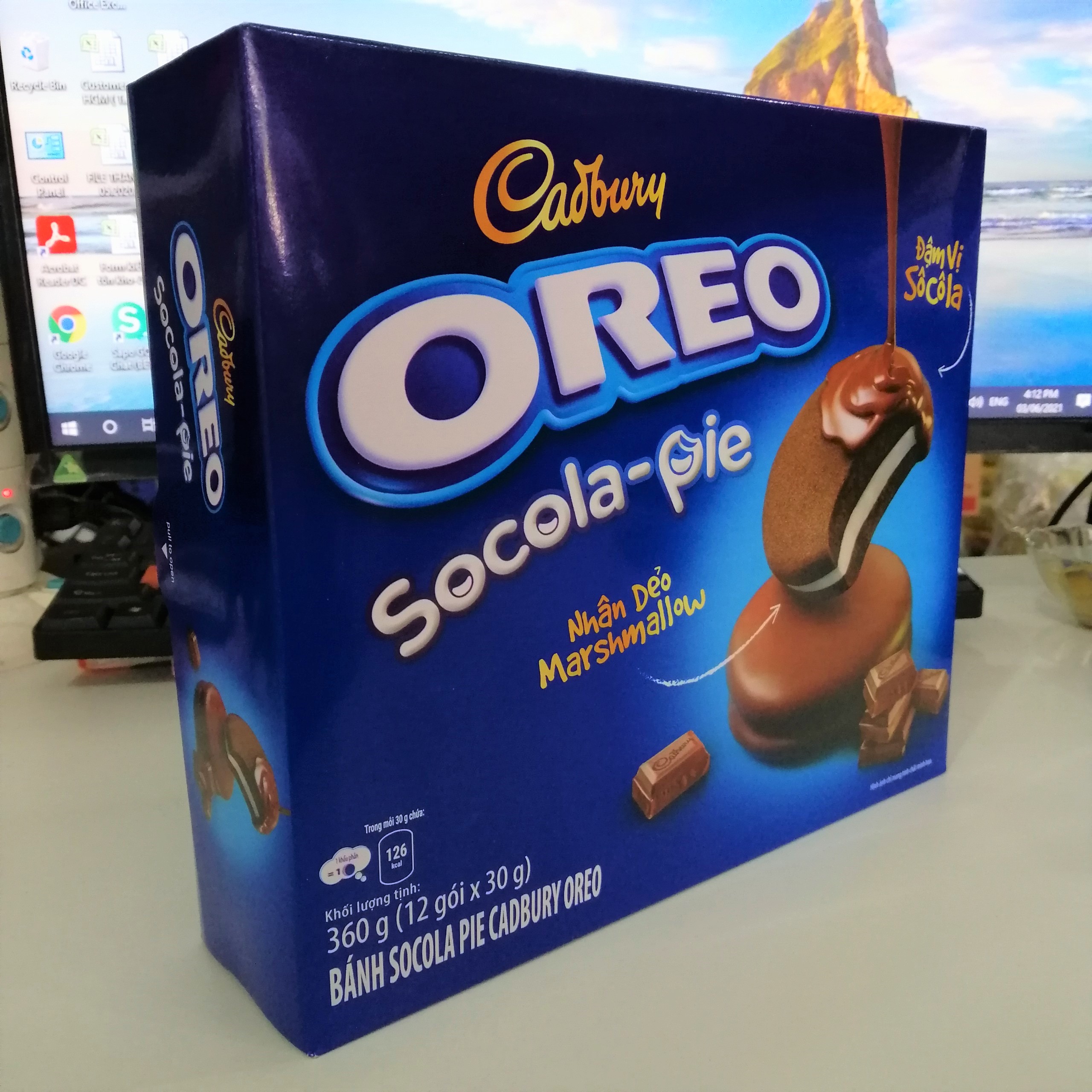 Bánh Sôcôla Nhân Dẻo Marshmallow Cadbury Oreo Socola-pie Chocolate (Hộp 336g)