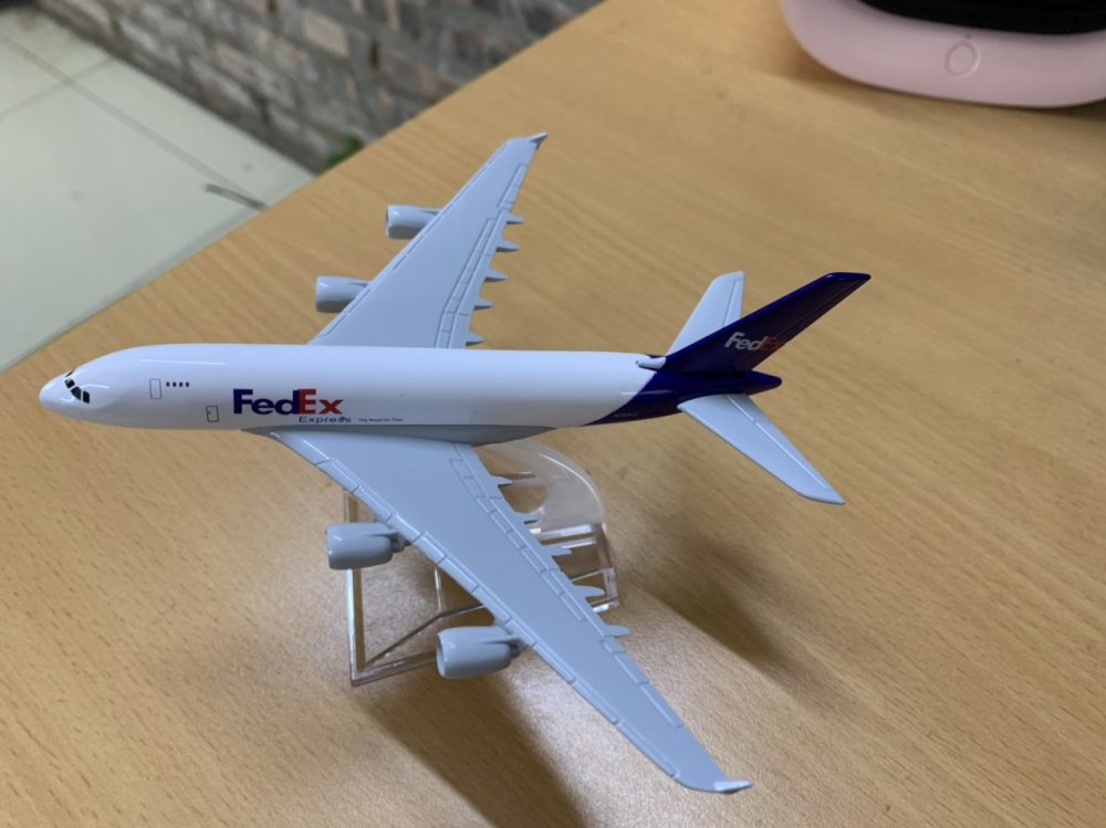 Mô hình máy bay FedEx 16cm + đế trưng bày