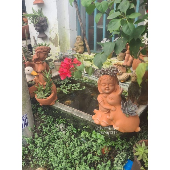 Chậu đất nung Bình Dương bé gái ôm thỏ