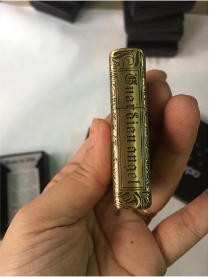 BẬT LỬA  Zippo thiên thần KHẮC 5 MẶT Ruột Vàng - TEM ĐỎ