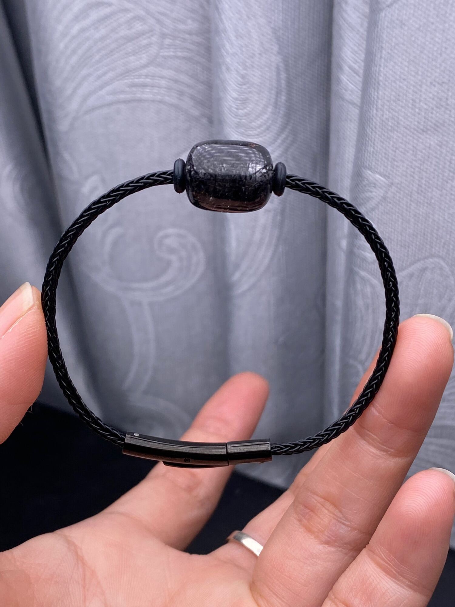 Vòng tay lu thống thạch anh tóc đen dây lõi thép 2 mm bấm đinh