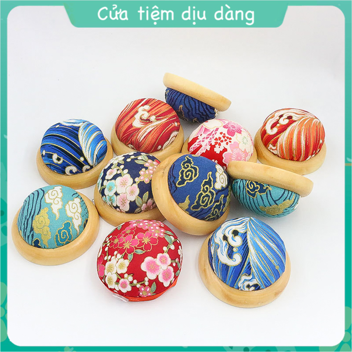 Đế cắm kim, gối cắm kim đế gỗ (giao mẫu ngẫu nhiên)