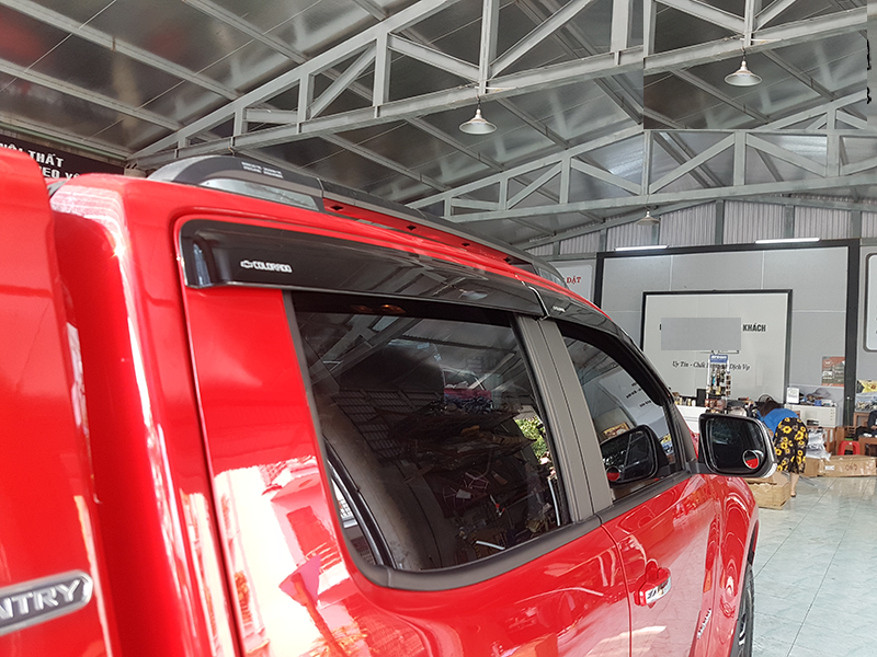 Vè che mưa xe Chevrolet Colorado