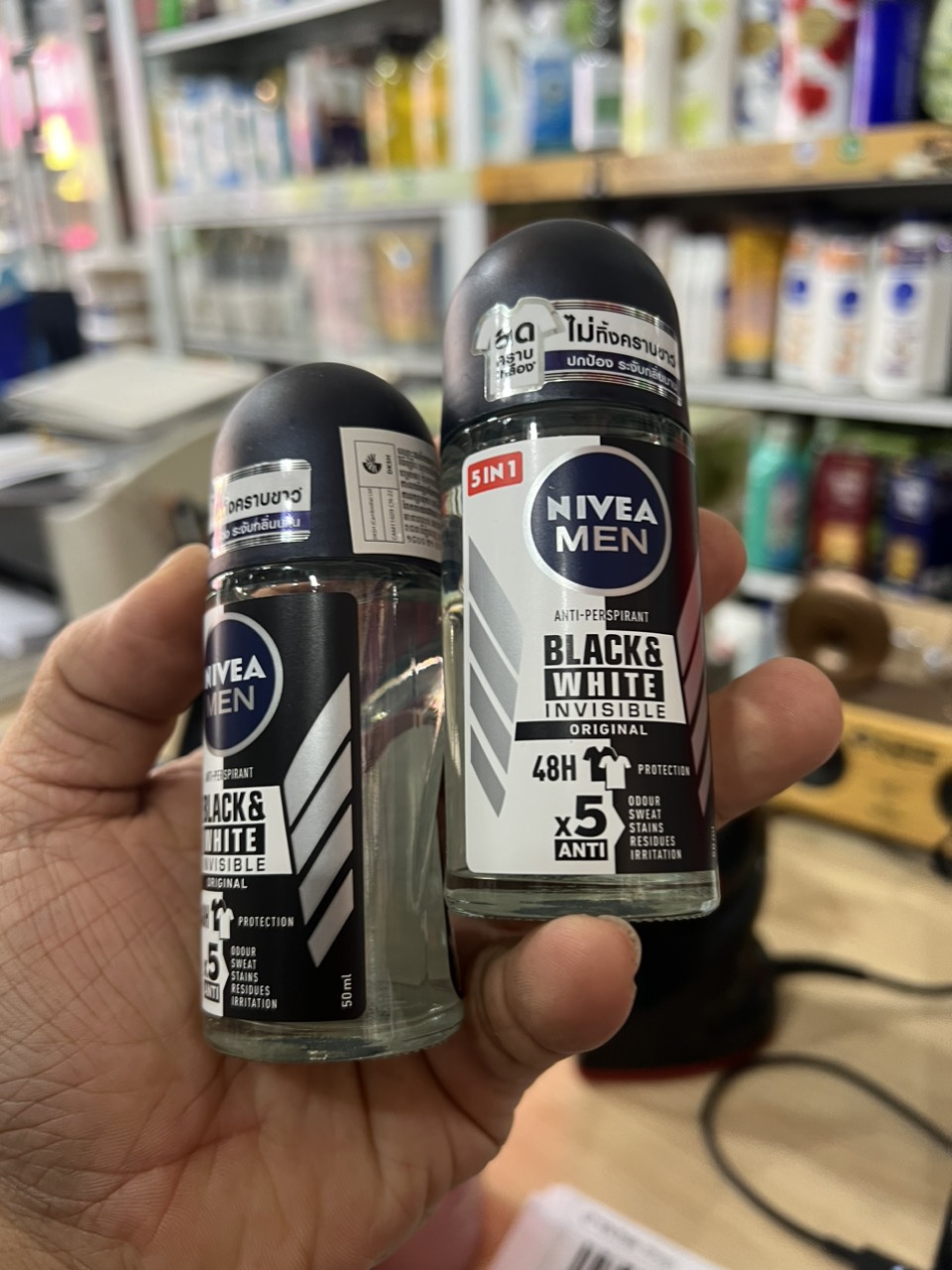 Lăn khử mùi Nivea Men Invisible For Black & White chai 50ml