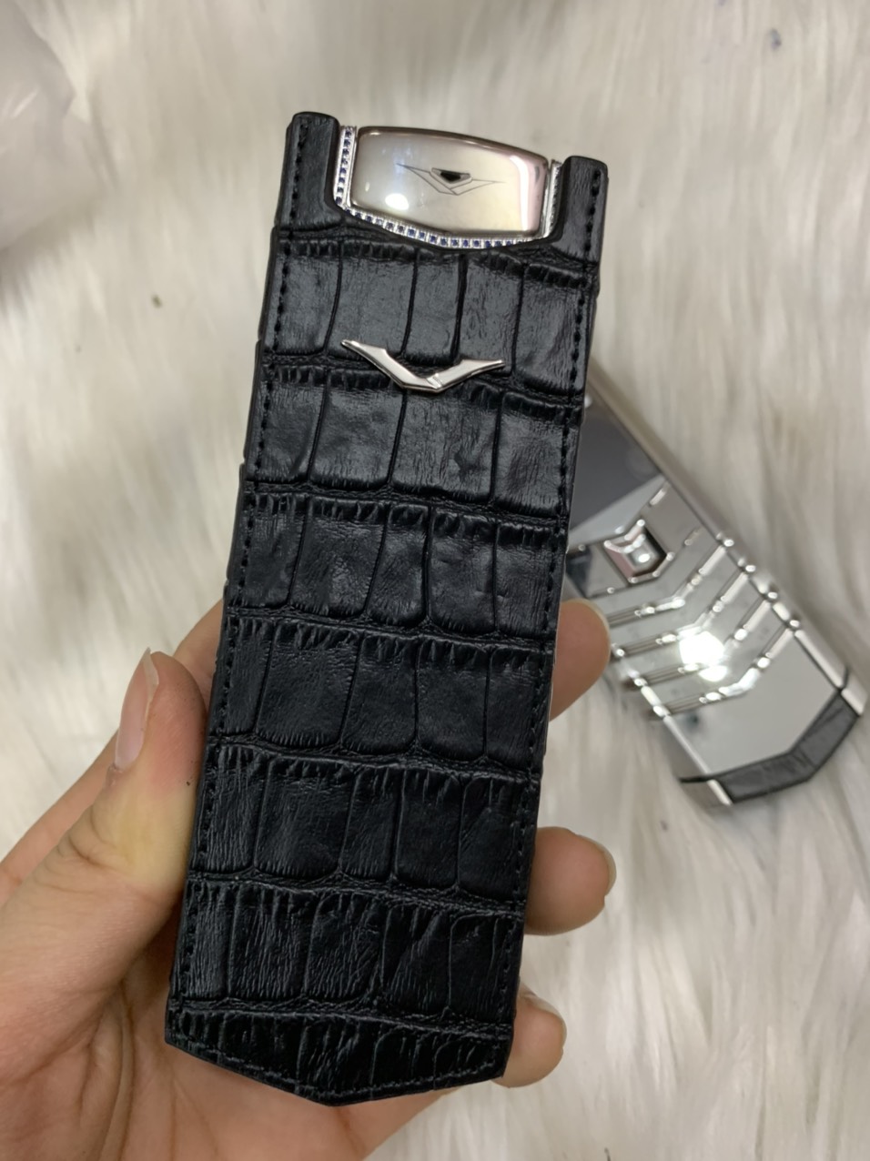 Bao da Vertu Singnature S đứng dập vân đen