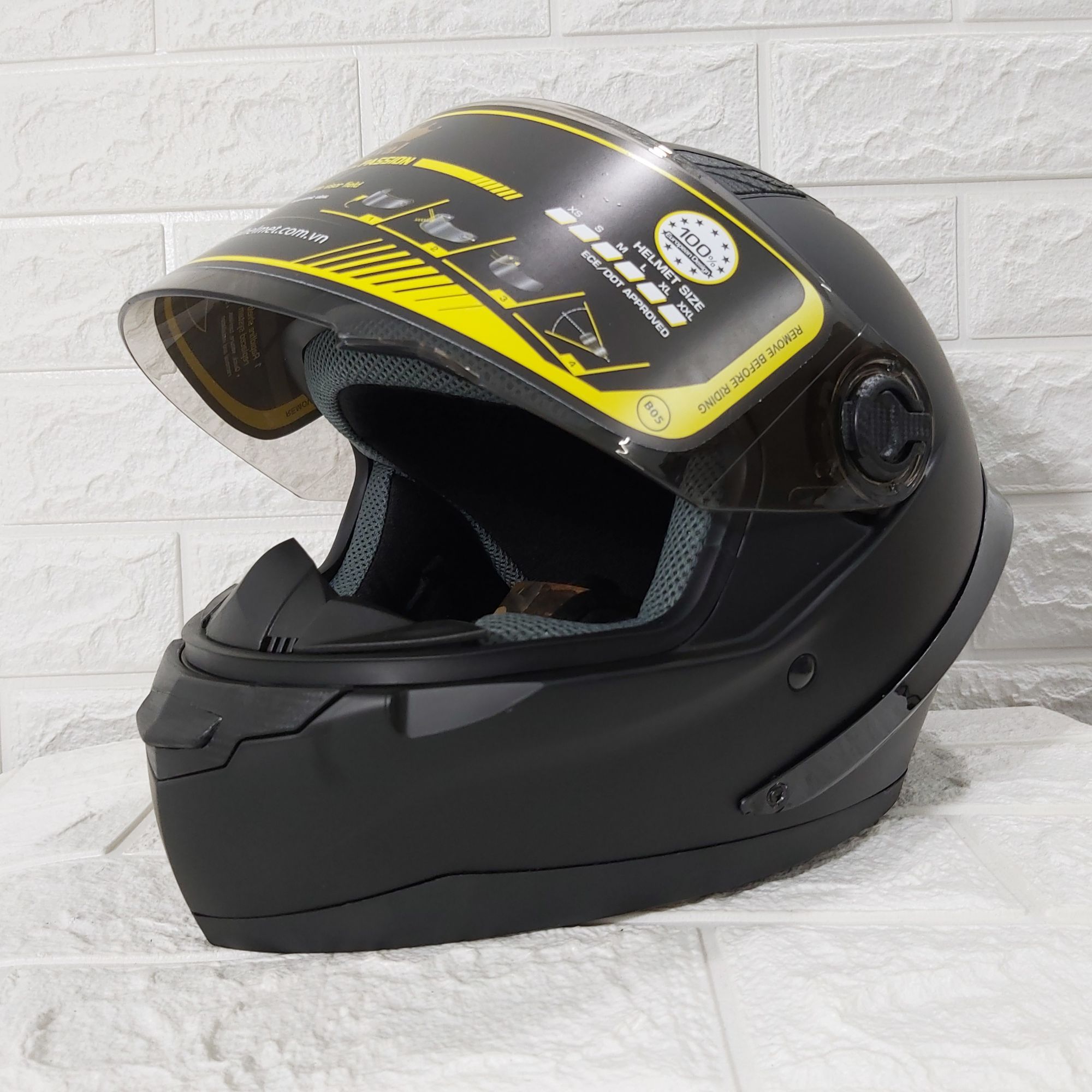 MŨ BẢO HIỂM FULLFACE CÓ ĐUÔI GIÓ ROYAL M136