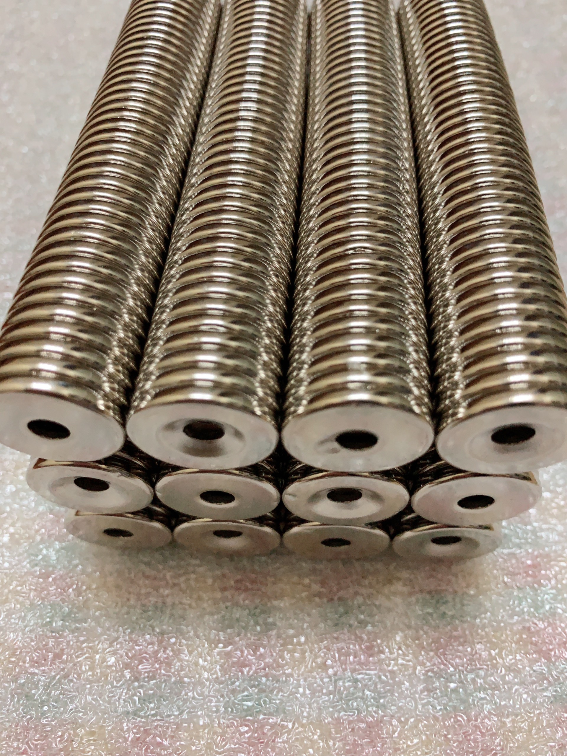 Nam châm viên D20x3 lỗ 5mm N50 loại bắt vít