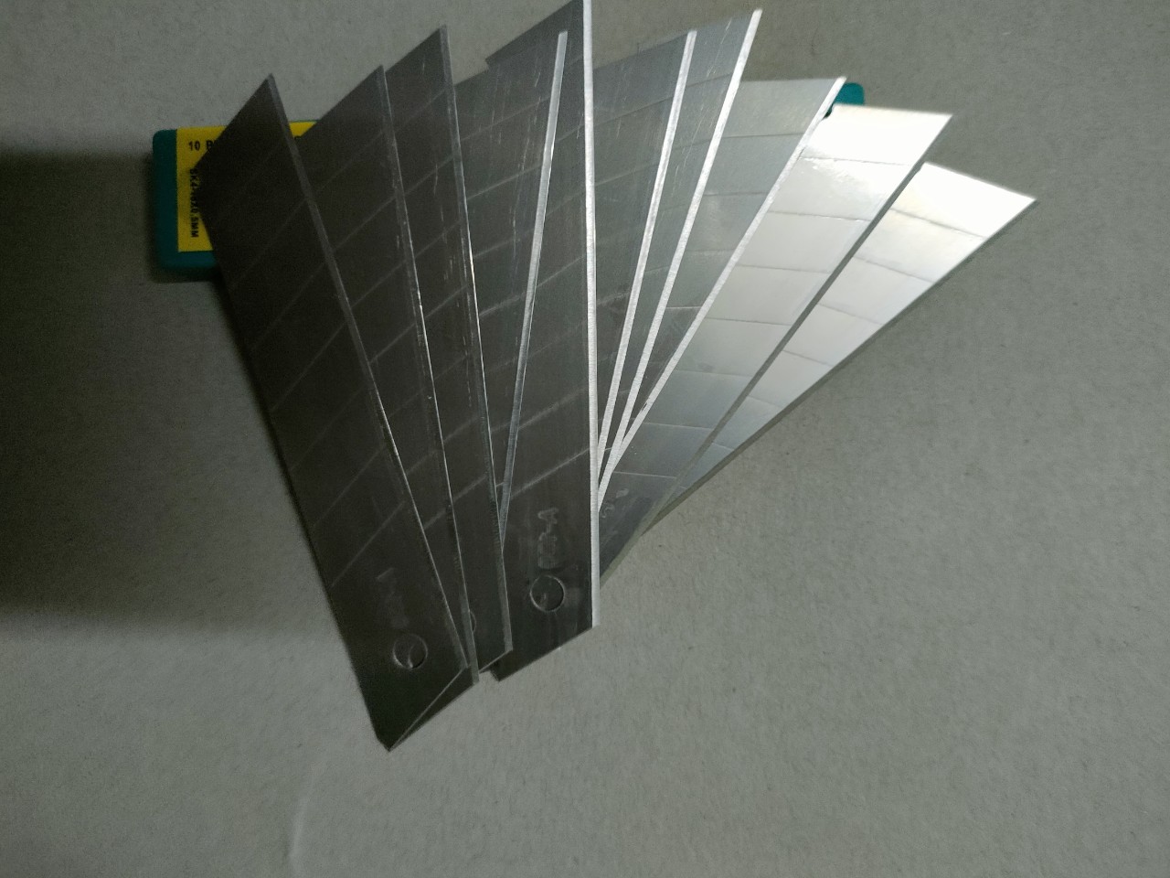 Hộp lưỡi dao rọc giấy A100 (1 hộp 10 lưỡi)