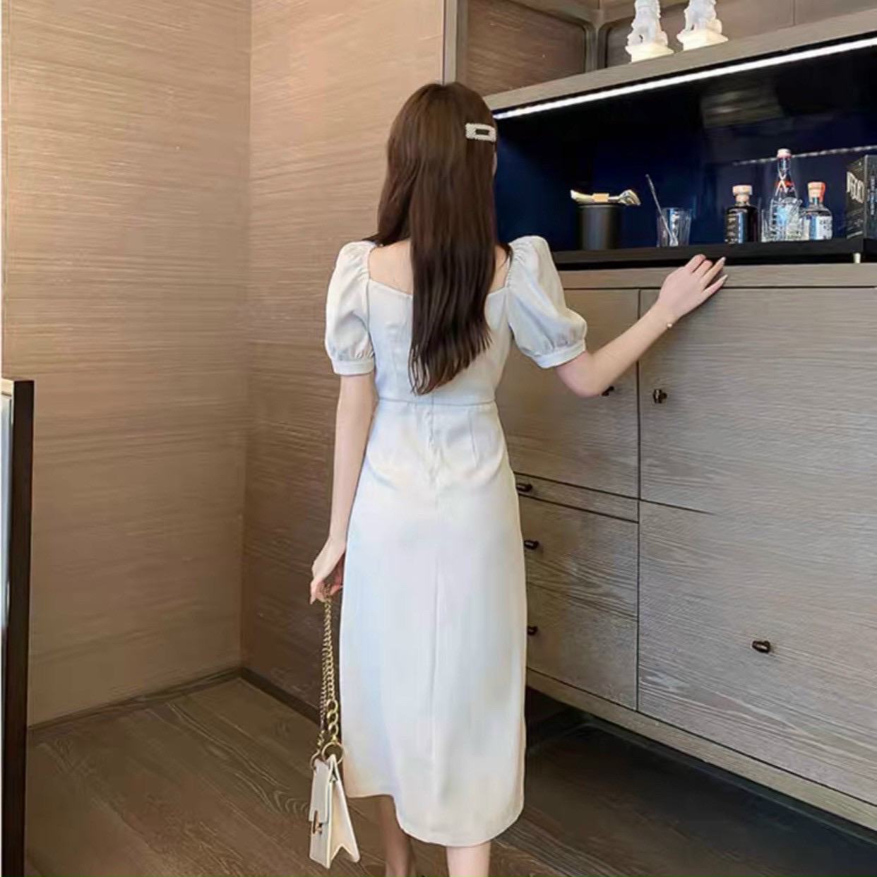 Đầm kem cổ vuông xoắn eo