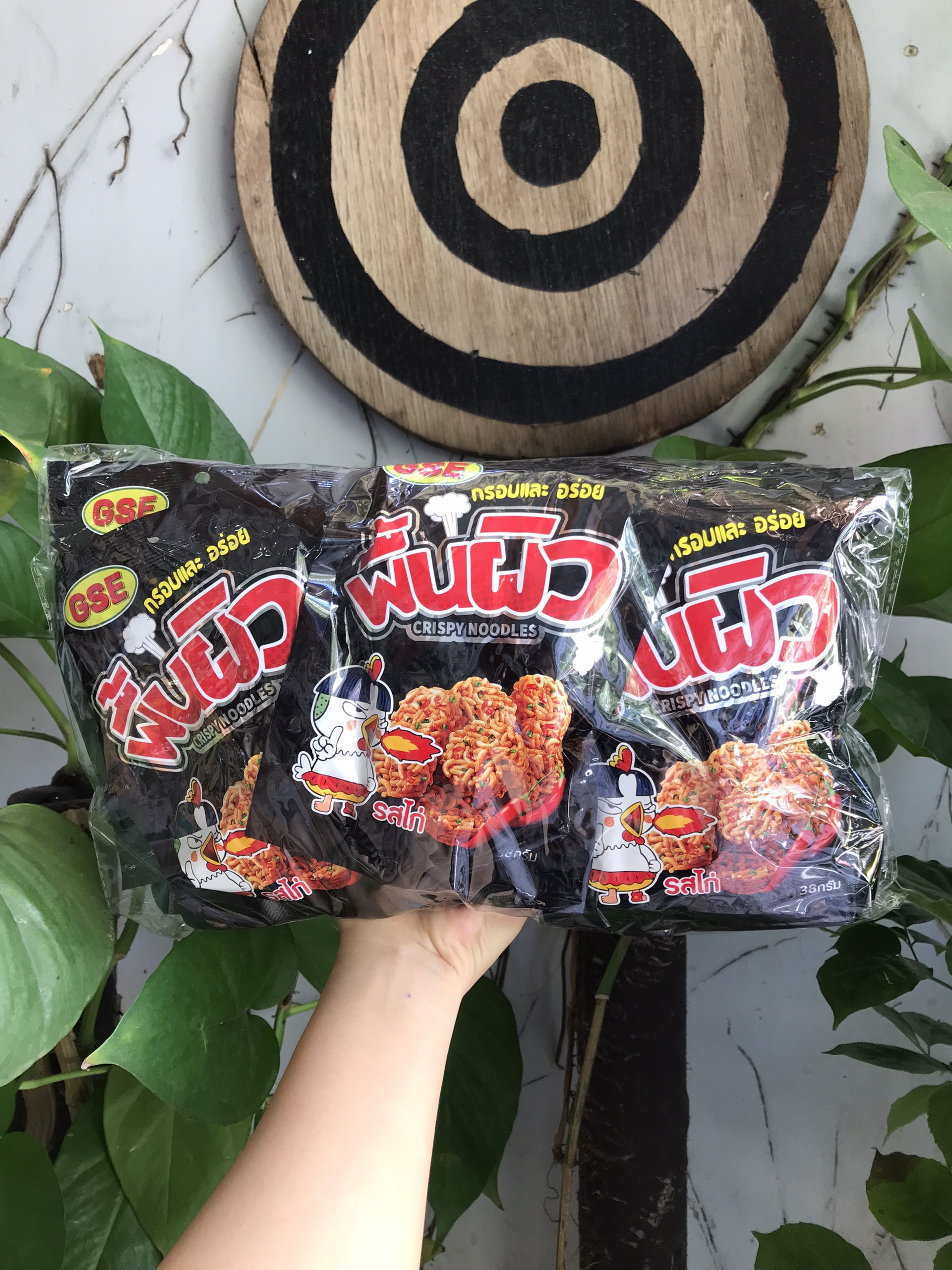 Snack Mì Viên Vị Gà Cay Thái Lan Crispy Noodles (Lốc 12 gói)