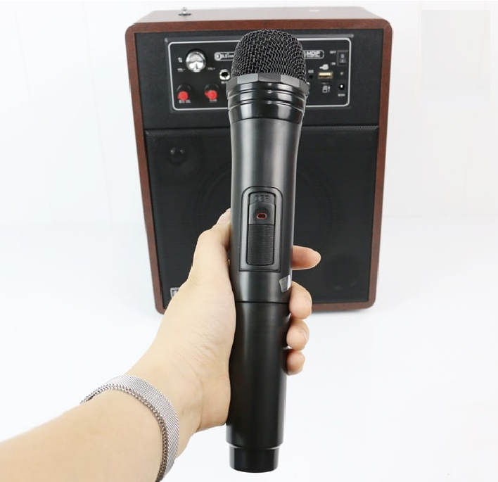 Loa Bluetooth Karaoke A062 tặng kèm một micro không dây