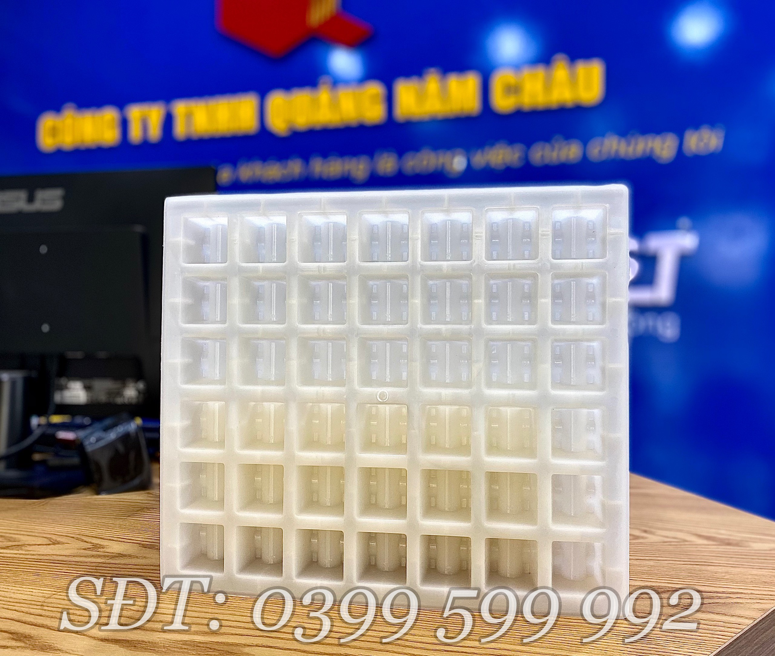 Khuôn đúc con kê bê tông S20/25 (42 viên/khuôn)