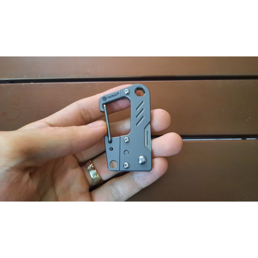 Móc khóa carabiner Tacray titanium có lưỡi dao