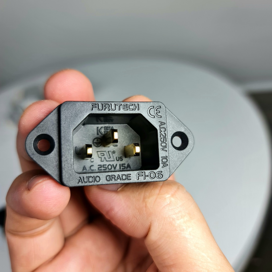 (Ảnh thật) Jack nguồn audio Furutech FI 06 cao cấp.