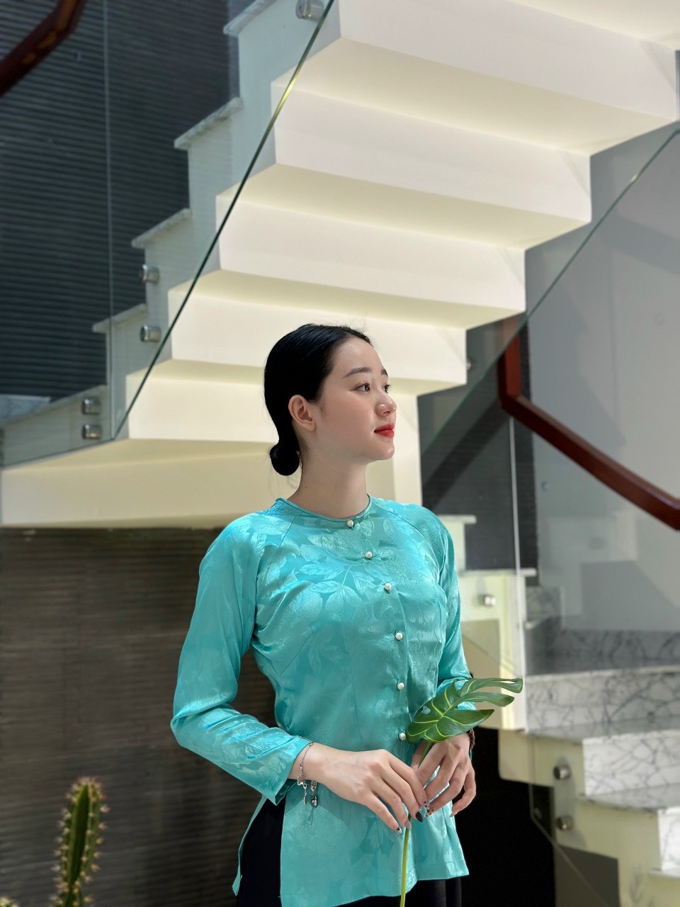 Áo bà ba cách tân gấm đồng tiền