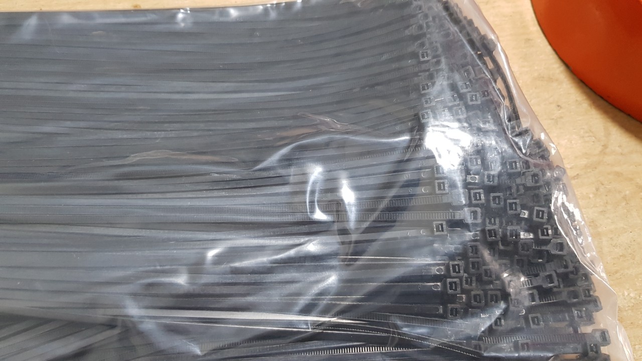 DÂY LẠT NHỰA ĐEN 5X300mm ( Khổ rộng sợi dây khoảng 4mm, số lượng 500 sợi/túi )