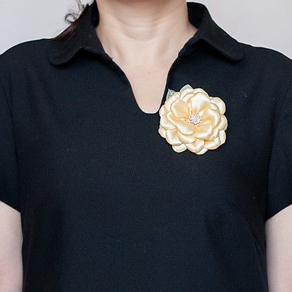 Hoa cài áo handmade lụa gấm vàng nhạt