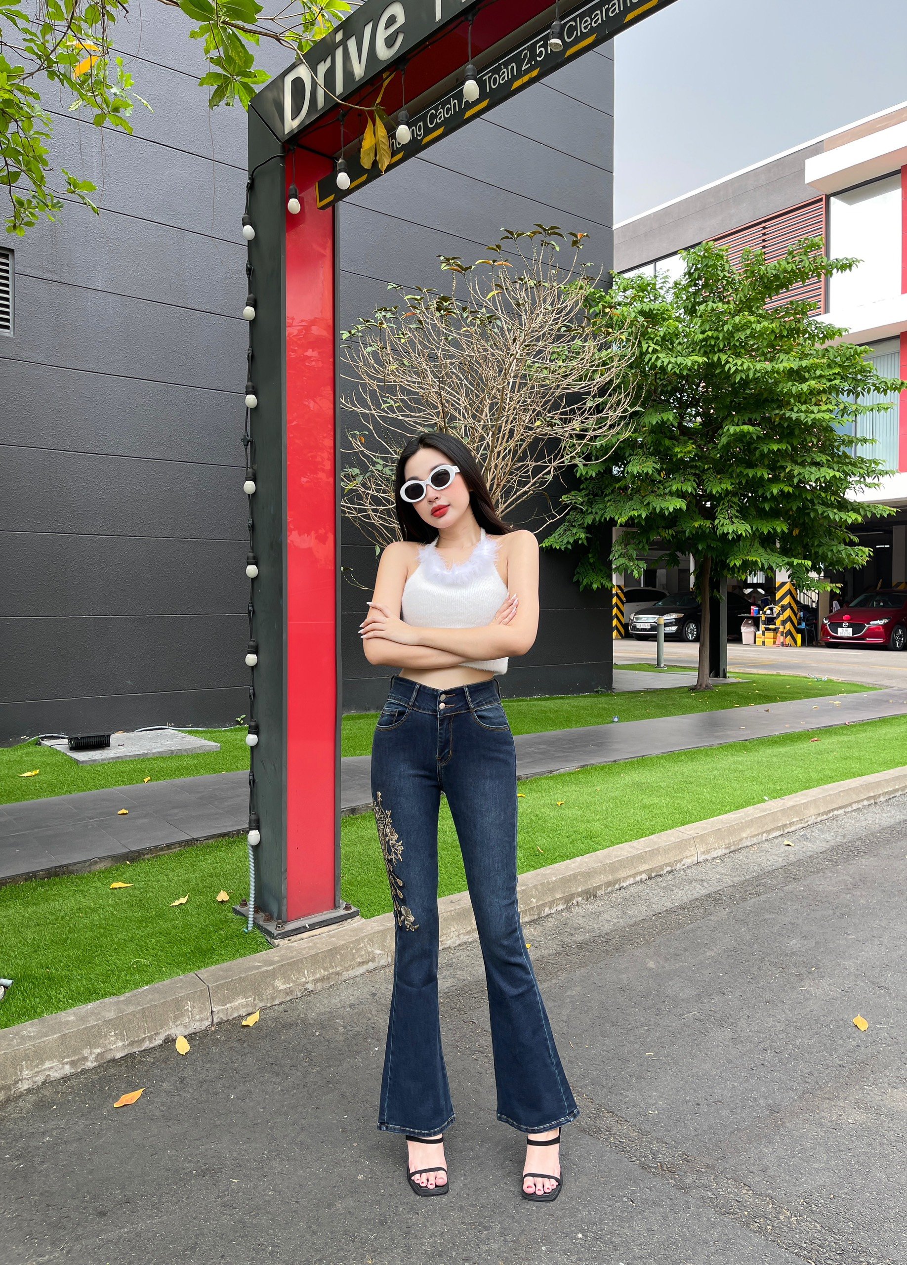 Quần Jeans Nữ Ống Loe Dài Thêu Tôn Dáng